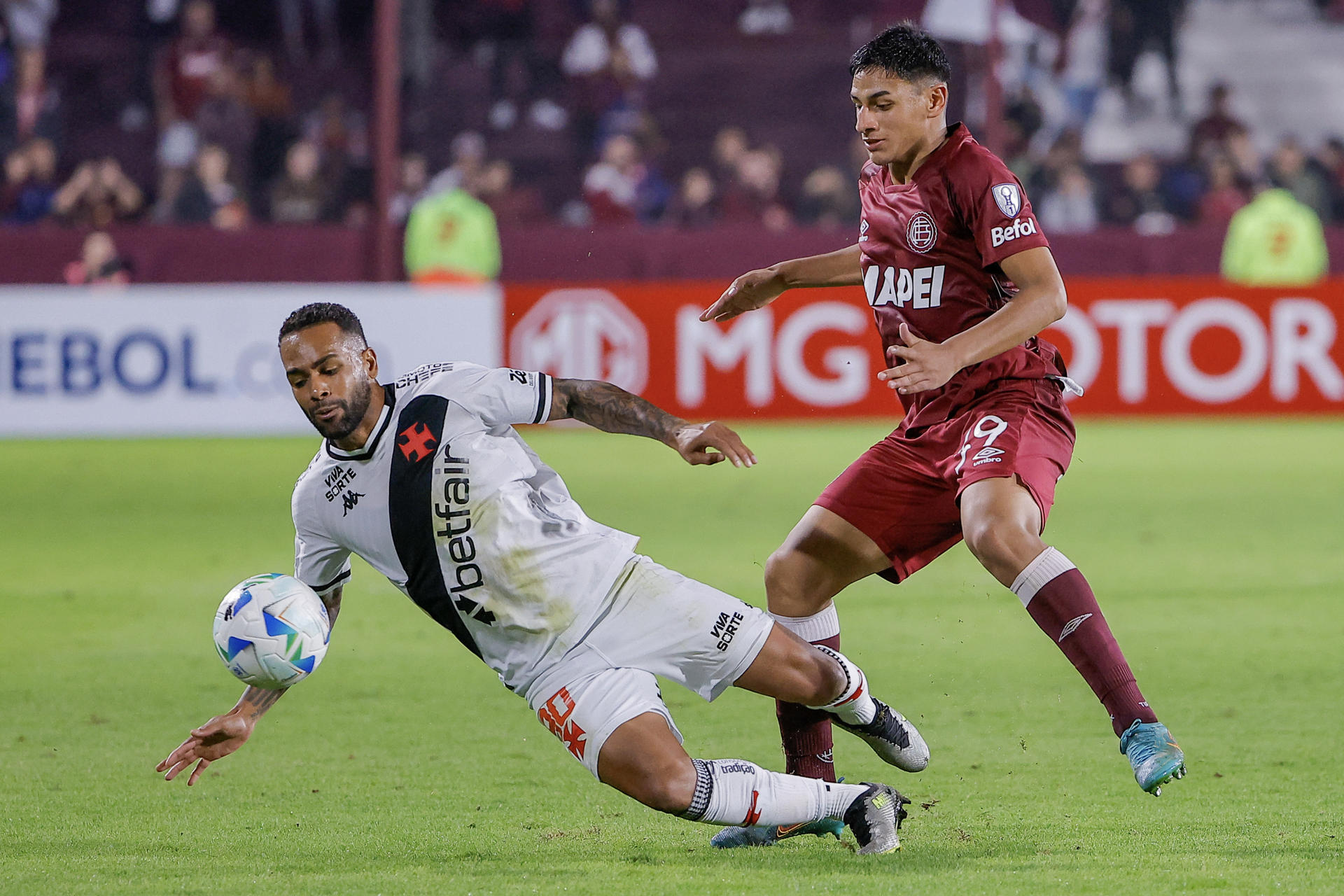 Walter Bou (d) de Lanús disputa un balón con Alex Teixeira de Vasco este martes, en un partido de la fase de grupos de la Copa Sudamericana. EFE/ Juan Ignacio Roncoroni
