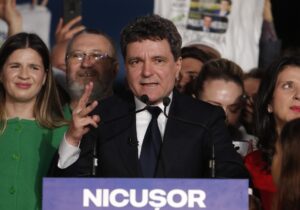 Nicusor Dan (c), alcalde de Bucarest y candidato independiente apoyado por la Fuerza de la Derecha (FD), fue captado este domingo, 18 de mayo, al dar un discurso después de ser elegido presidente de Rumanía, tras imponerse en la segunda vuelta, en el Parque Cismigiu, en Bucarest (Rumanía). EFE/Bogdan Cristel