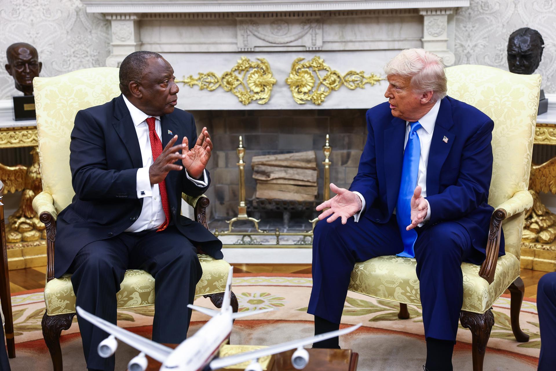 El presidente de Estados Unidos, Donald Trump (d), al recibir a su homólogo sudafricano, Cyril Ramaphosa (i), el pasado 21 de mayo, en la Oficina Oval de la Casa Blanca, en Washington DC (EE.UU.). EFE/Jim Lo Scalzao/Pool