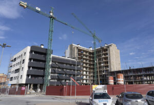 Edificio en construcción en Teruel. Vivienda, FP y universidad serán los temas principales de la Conferencia de Presidentes de junio. EFE/ Antonio García