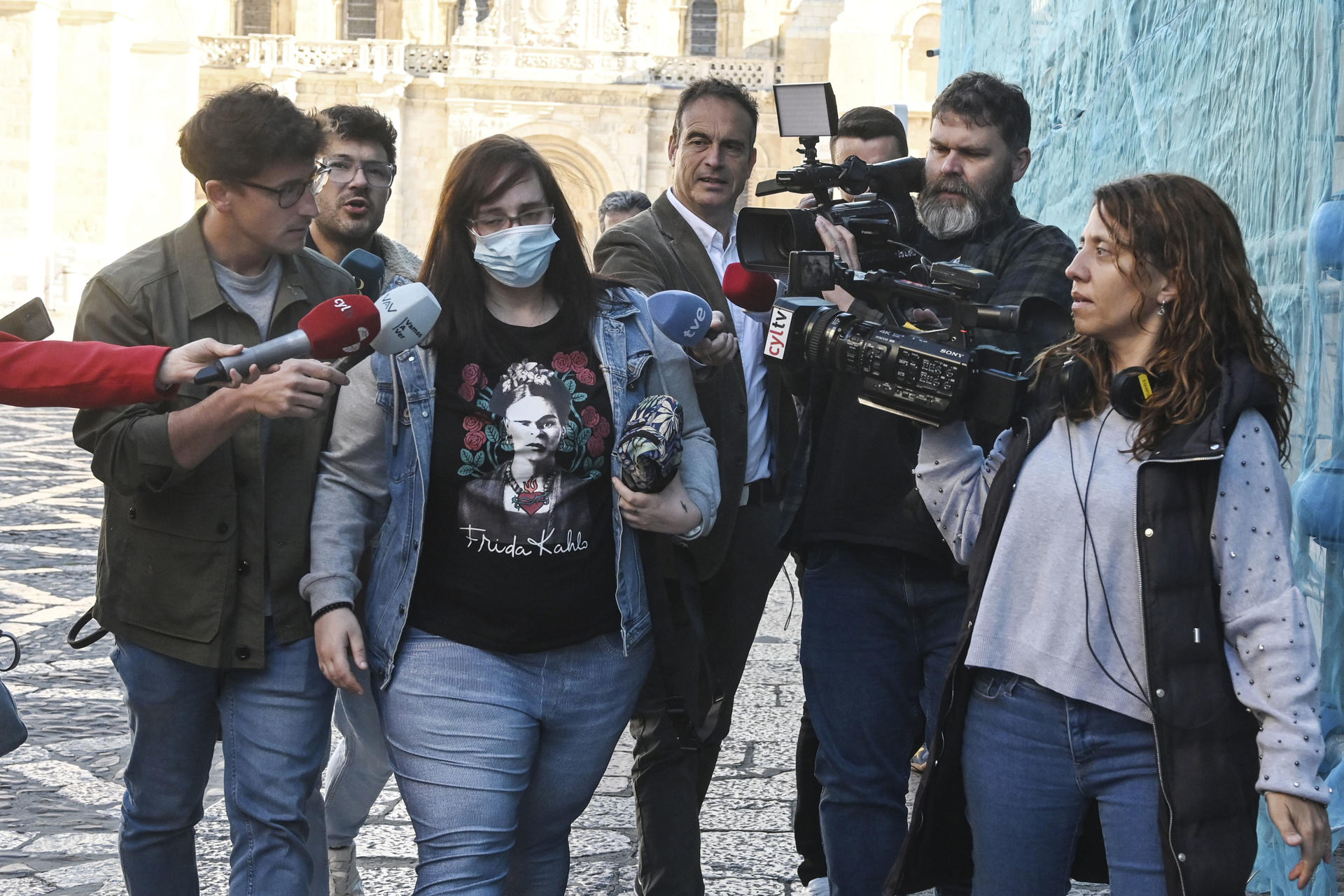 La conocida como 'reina de la burundanga', Natalia T., a su llegada a la Audiencia Provincial de León para declarar en el juicio en el que se enfrenta a peticiones de penas que suman 17 años de prisión, como supuesta responsable de siete tentativas de homicidio al suministrar esa sustancia a otras tantas víctimas. EFE/ J.Casares