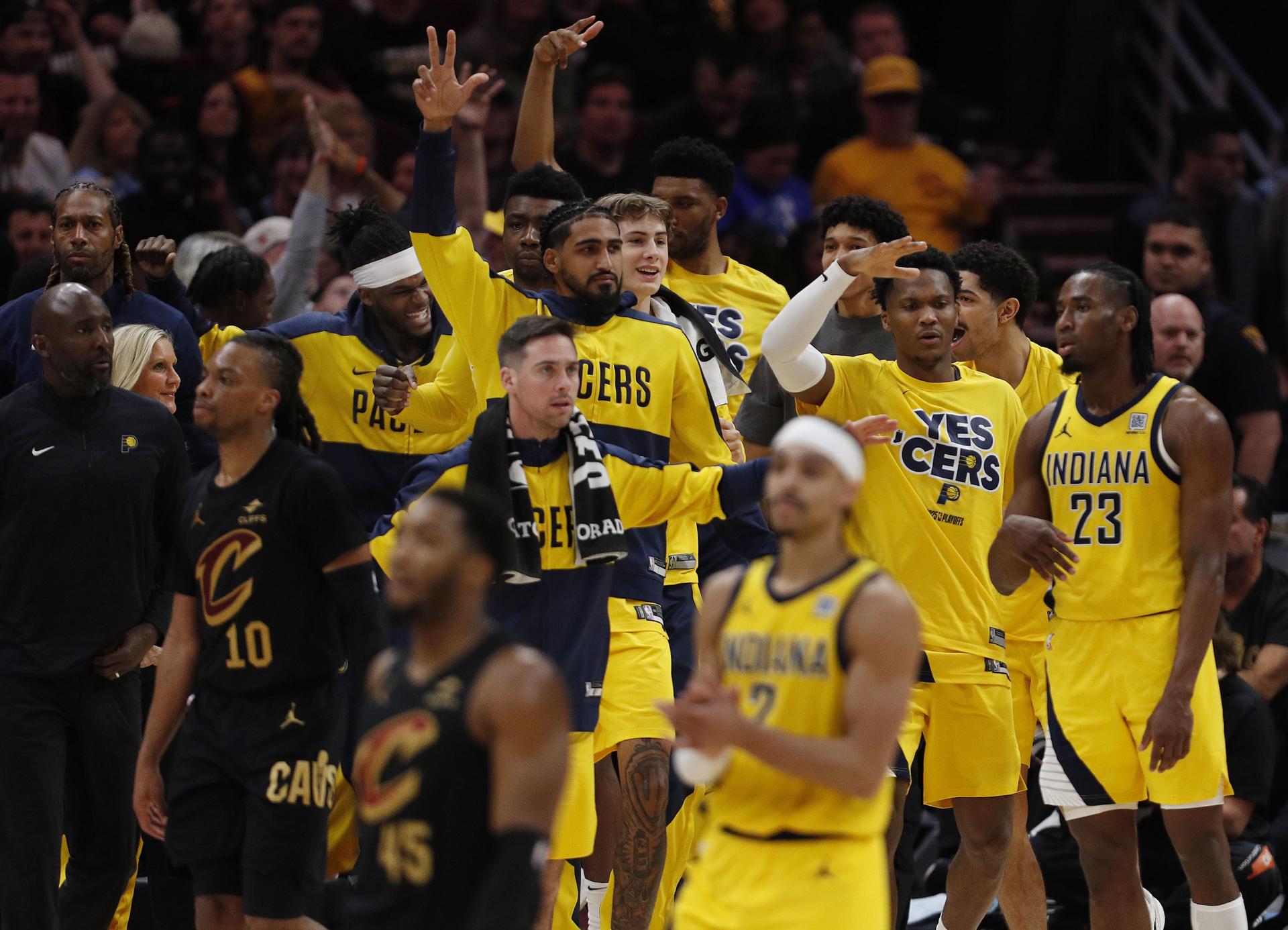 Los jugadores de los Indiana Pacers celebran durante la primera parte del quinto partido de las Semifinales de la Conferencia Este frente a los Cleveland Cavaliers, en Cleveland, Ohio, EE. UU. EFE/EPA/DAVID MAXWELL
