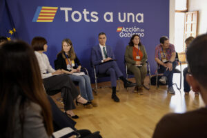El presidente del Gobierno, Pedro Sánchez, y la ministra de Ciencia y Universidades, Diana Morant (2ª i), durante la reunión mantenida este jueves en València con las tres asociaciones de víctimas de la dana del 29 de octubre para escuchar sus reivindicaciones. EFE/Biel Aliño