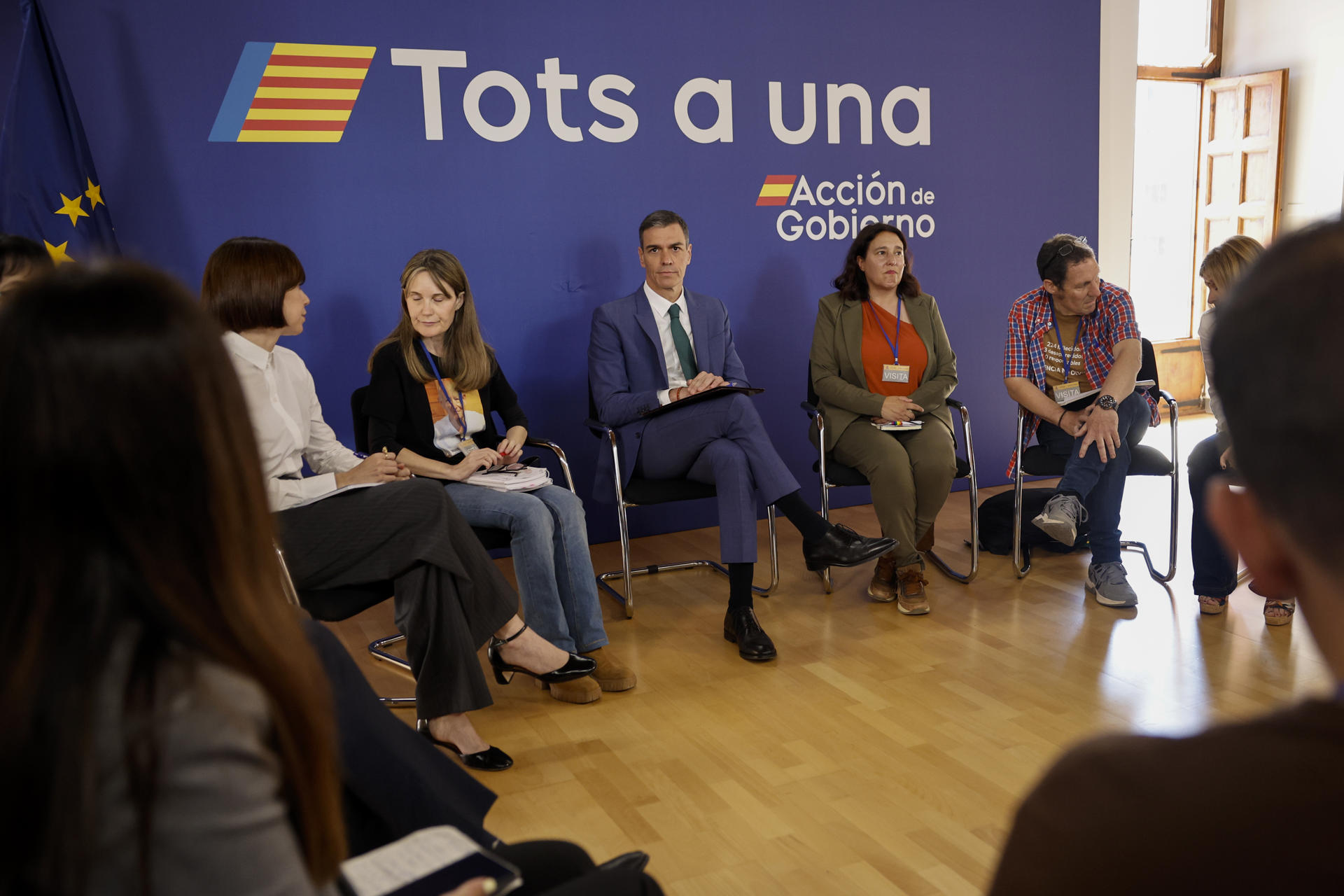 El presidente del Gobierno, Pedro Sánchez, y la ministra de Ciencia y Universidades, Diana Morant (2ª i), durante la reunión mantenida este jueves en València con las tres asociaciones de víctimas de la dana del 29 de octubre para escuchar sus reivindicaciones. EFE/Biel Aliño