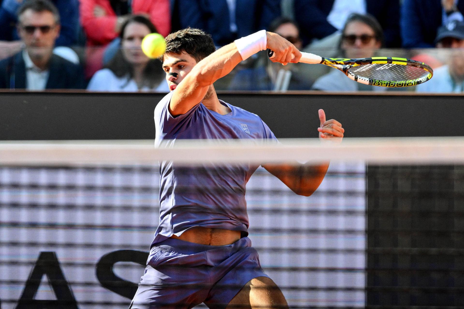 El tenista español Carlos Alcaraz ante el italiano Jannik Sinner durante la final del torneo de Roma. EFE/EPA/Roberto Ramaccia