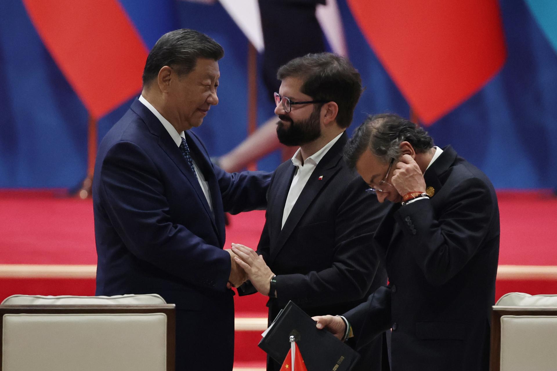 El presidente chino, Xi Jinping (izq.), estrecha la mano del presidente chileno, Gabriel Boric (centro), en presencia del presidente colombiano, Gustavo Petro (der.), tras el discurso de Xi durante la ceremonia de apertura de la Cuarta Reunión Ministerial del Foro de China y la Comunidad de Estados Latinoamericanos y Caribeños (Celac), en Pekín, China, el 13 de mayo de 2025. EFE/EPA/ANDRES MARTINEZ CASARES