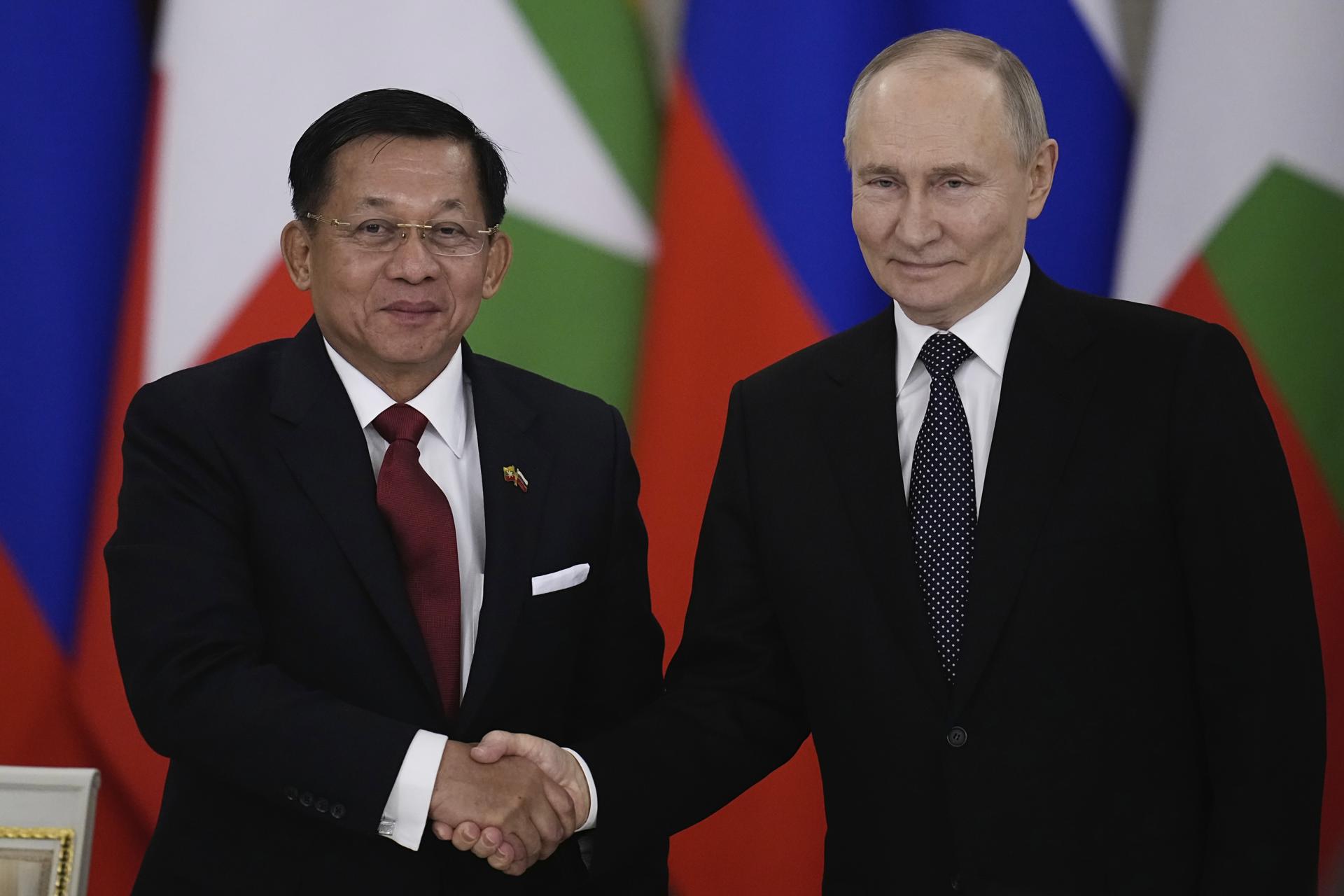 Fotografía de archivo del jefe de la junta militar birmana, Min Aung Hlaing (i), durante una reunión en Moscú con el presidente ruso, Vladimir Putin (d). 
EFE/EPA/PAVEL BEDNYAKOV /AP POOL / POOL POOL PHOTO
