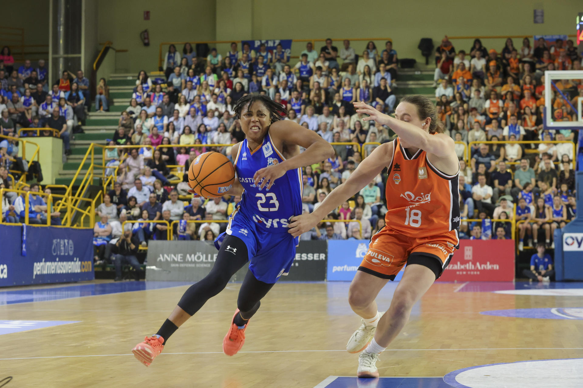 La jugadora del Perfumerías Avenida Arica Carter (i) intenta superar a Alicia Flórez (d), del Valencia Basket, en el partido de ida de semifinales de la Liga Femenina de baloncesto que se disputa este jueves en Salamanca. EFE/JMGARCIA