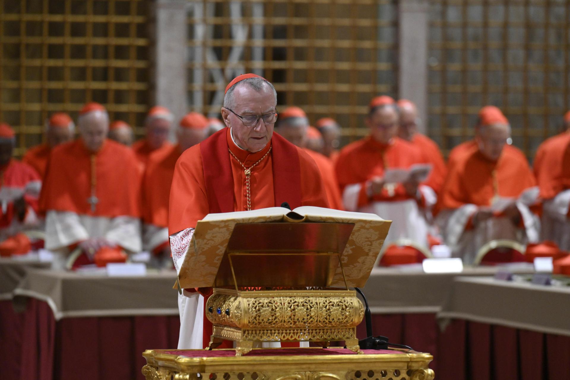 Un cardenal lee el juramento antes del inicio del cónclave para elegir a un nuevo Papa en la capilla Sixtina en la Ciudad del Vaticano, 07 de mayo de 2025. (Papa, Cardenal) EFE/EPA/VATICAN MEDIA HANDOUT SOLO PARA USO EDITORIAL/SIN VENTASHANDOUT SOLO PARA USO EDITORIAL/SIN VENTAS