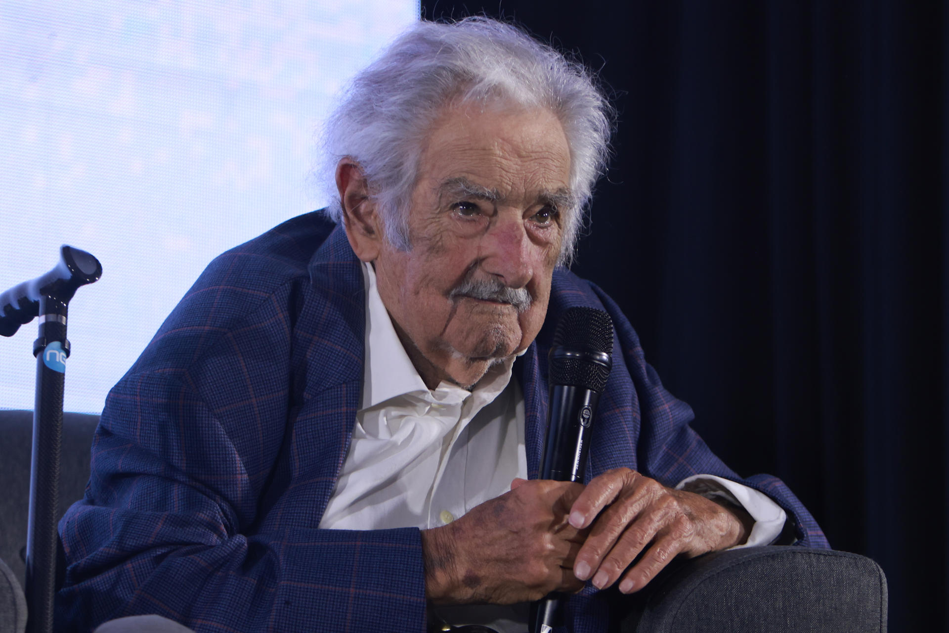 Imagen de archivo (27/3/2025) del expresidente de Uruguay José Mujica participando en un encuentro que el opositor Partido Colorado organizó para conmemorar los 40 años de democracia en el país. EFE/ Gastón Britos