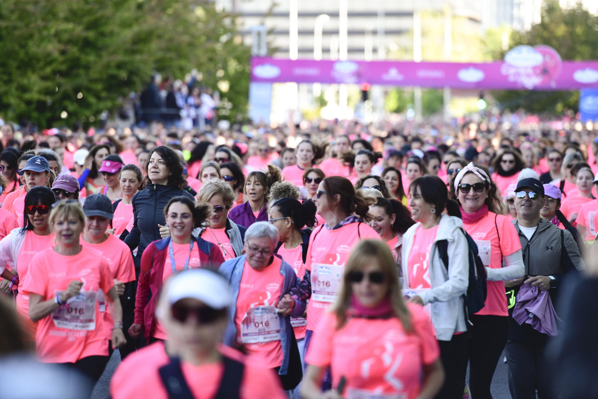 Una multitud de corredoras participan en la Carrera de la Mujer en Madrid. EFE/ Víctor Lerena