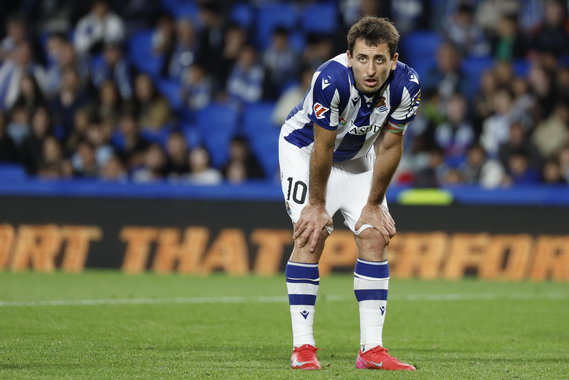 El delantero de la Real Mikel Oyarzabal, durante el partido de la jornada 36 de LaLiga EA Sports que Real Sociedad y Celta de Vigo disputaron en el estadio Reale Arena, en San Sebastián. EFE/Juan Herrero