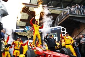 Fotografía cedida por IndyCar donde aparece el piloto español Álex Palou, del equipo Chip Ganassi Racing, celebrando junto a su equipo la victoria en la 109 edición de las 500 Millas de Indianápolis. EFE/ Chris Jones/ IndyCar /SOLO USO EDITORIAL /NO VENTAS /