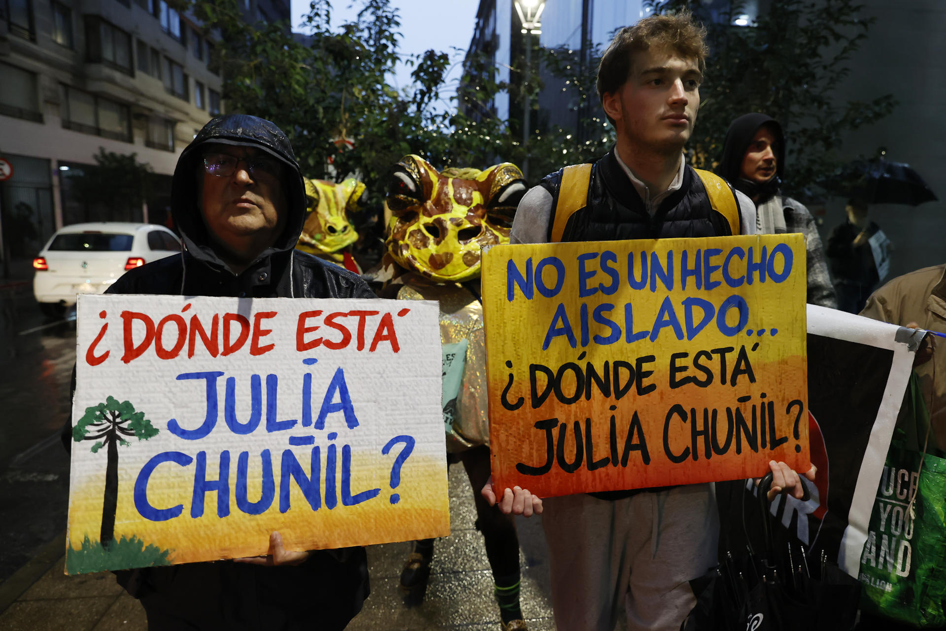 Manifestantes protestan para exigir el esclarecimiento de la desaparición de la dirigente ambiental mapuche Julia Chuñil este jueves, en Santiago (Chile). EFE/ Elvis González