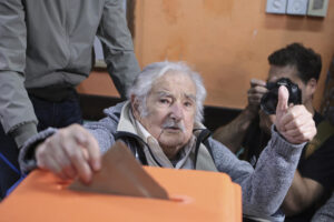 Fotografía de archivo del 27 de octubre de 2024 del expresidente de Uruguay José Mujica votando en las elecciones presidenciales y parlamentarias del país, en Montevideo (Uruguay). EFE/ Gastón Britos
