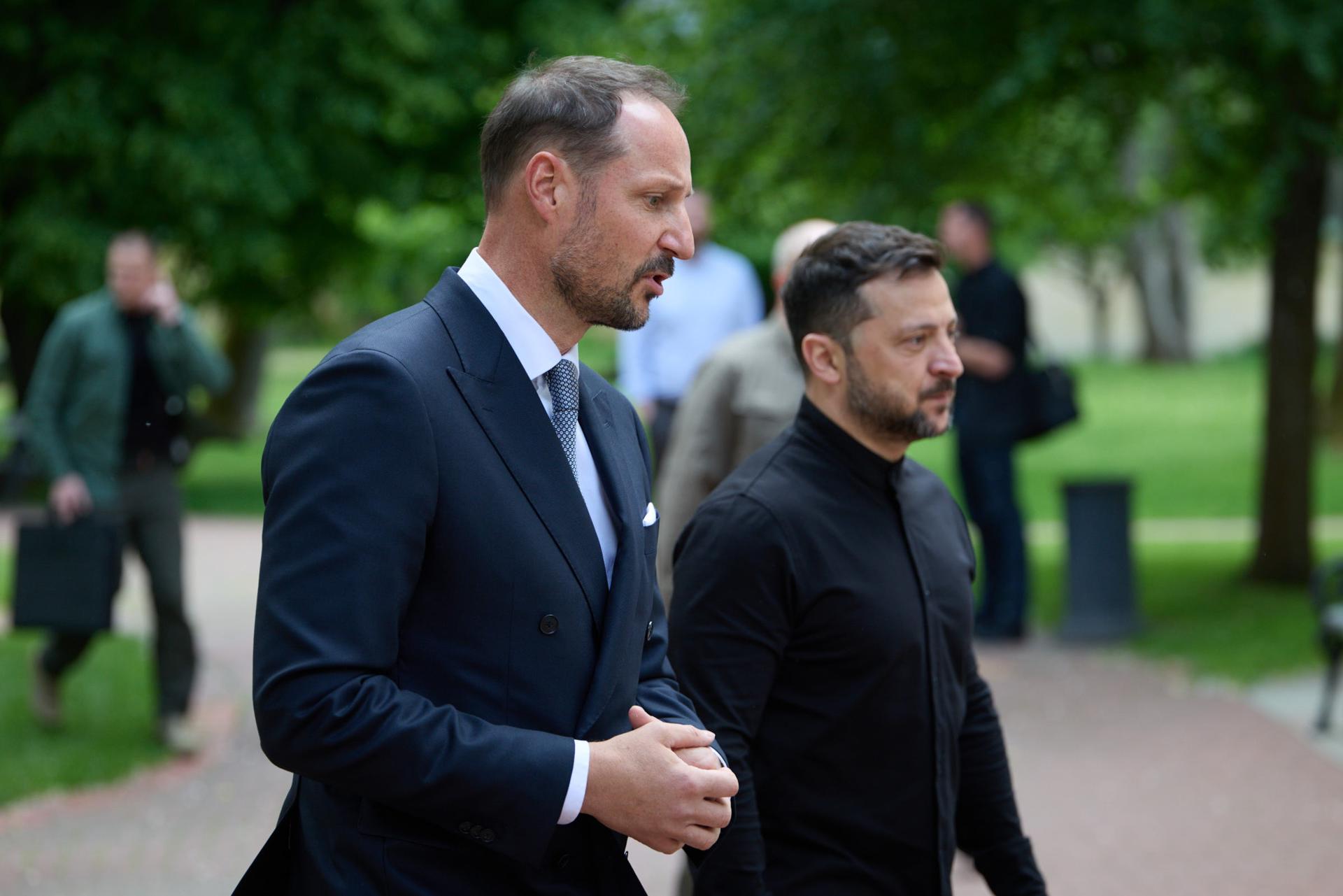 Foto proporcionada por el Servicio de Prensa Presidencial de Ucrania muestra al presidente ucraniano Volodymyr Zelensky (D) y Haakon, príncipe heredero de Noruega (I) reunidos en Kiev, Ucrania, el 20 de mayo de 2025. (Noruega, Ucrania, Kiev) EFE/EPA/Servicio de Prensa Presidencial USO EDITORIAL SOLAMENTE/SIN VENTAS