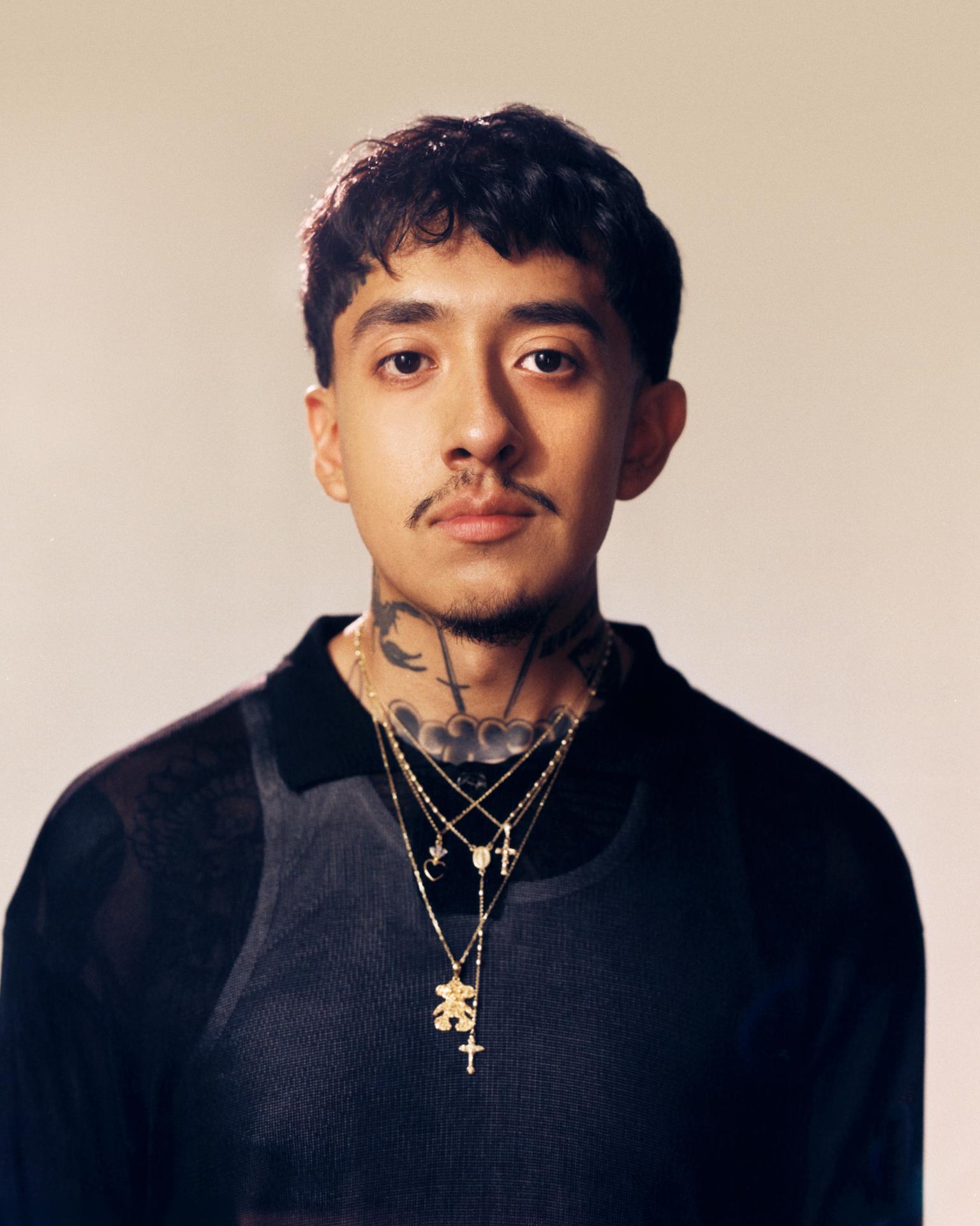 Fotografía cedida por Carlos Jaramillo donde aparece el cantante Omar Banos, conocido artísticamente como Cuco, que acaba de lanzar 'Ridin', su nuevo álbum de estudio. EFE/ Carlos Jaramillo