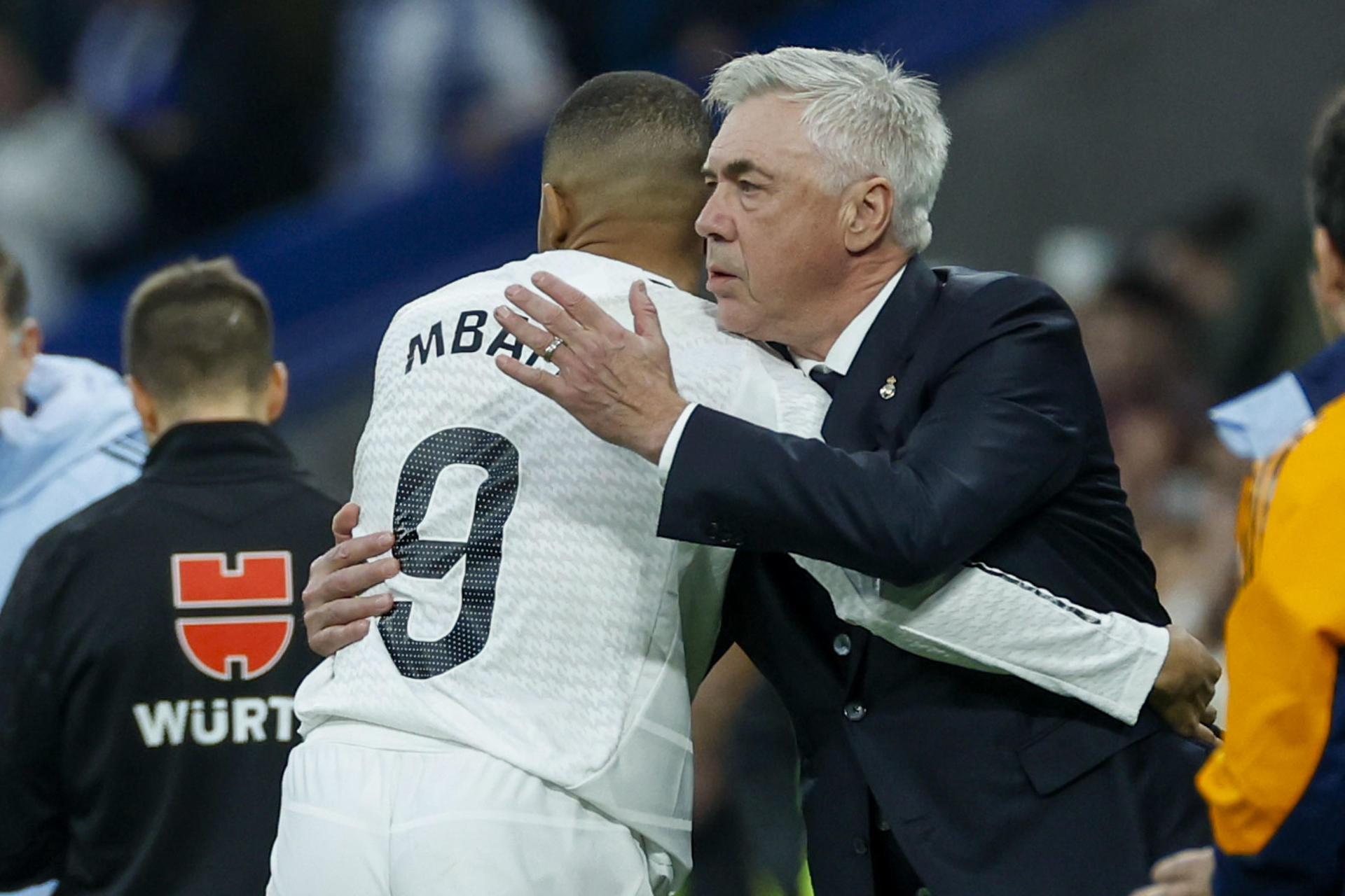 El delantero francés del Real Madrid Kylian Mbappé (i) celebra un gol con su entrenador Carlo Ancelotti. EFE/ JuanJo Martín