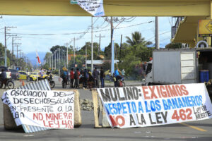 Fotografía del 24 de mayo de 2025 de trabajadores bananeros bloqueando una carretera en Changuinola, provincia caribeña de Bocas del Toro (Panamá). EFE/ Diubanes Robles