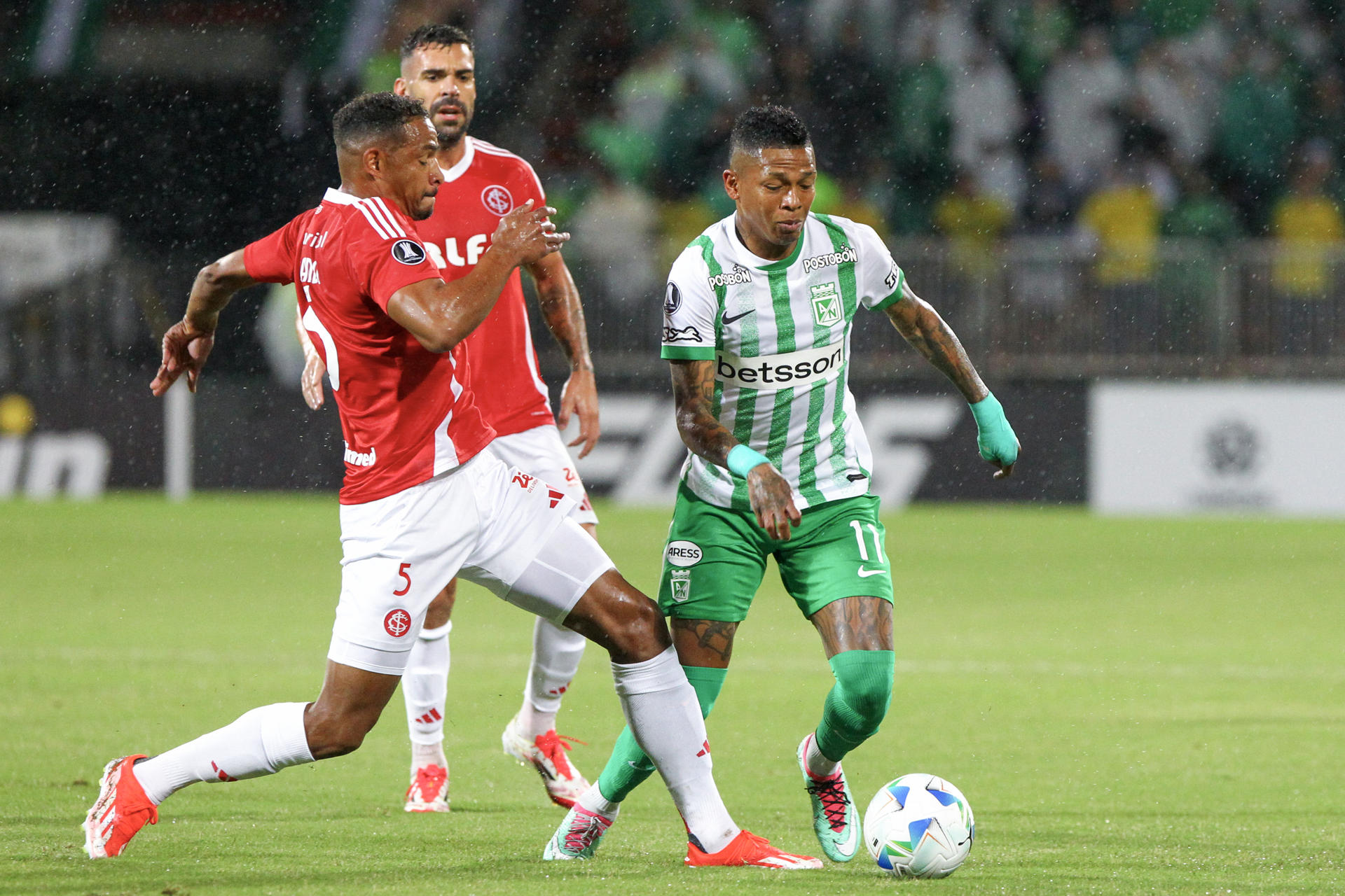 Billy Arce (d) de Nacional disputa un balón con Fernando Reges de Internacional en un partido de la fase de grupos de la Copa Libertadores. EFE/ STR