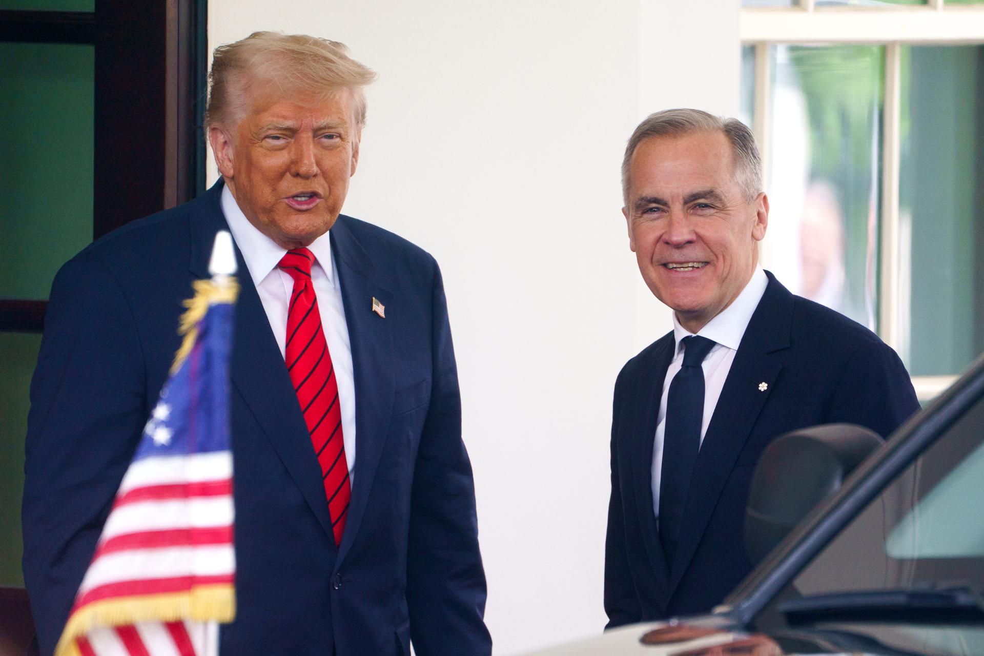 El presidente de Estados Unidos, Donald Trump, junto al primer ministro canadiense, Mark Carney, en la Casa Blanca. EFE/Will Oliver