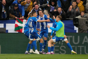 El delantero del Alavés Kike García (d) pelea un balón ante el centrocampista del Valencia Pepelu durante el partido de la jornada 36 de LaLiga EA Sports, entre el Deportivo Alavés y el Valencia CF, celebrado este miércoles, en el estadio de Mendízorrotza, en Vitoria. EFE/ Adrian Ruiz Hierro