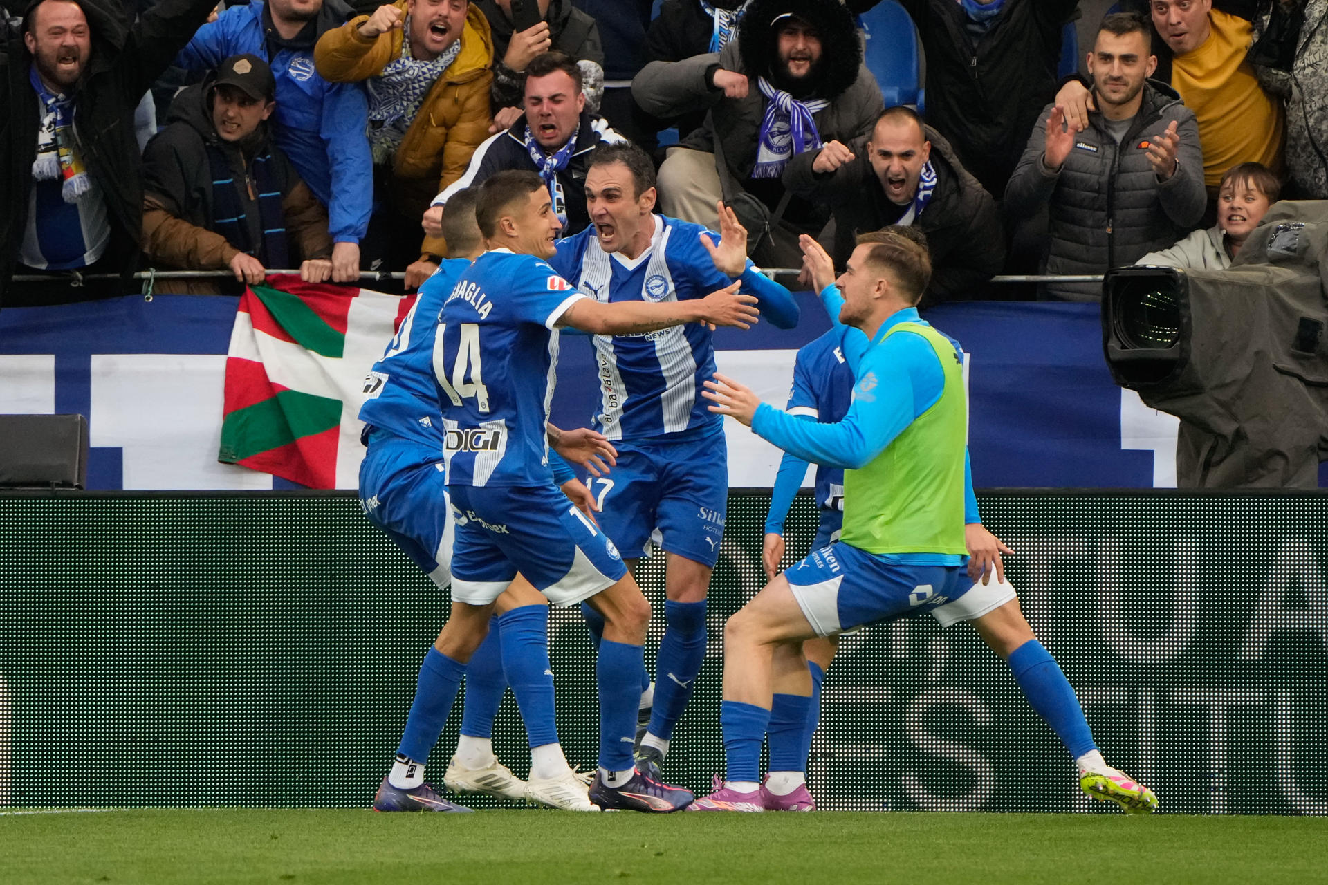 Los jugadores del Alavés celebran el primer gol del equipo anotado por Joan Jordán durante el partido de la jornada 36 de LaLiga EA Sports que Deportivo Alavés y Valencia CF disputaron en el estadio de Mendizorrotza, en Vitoria. EFE/Adrián Ruiz Hierro