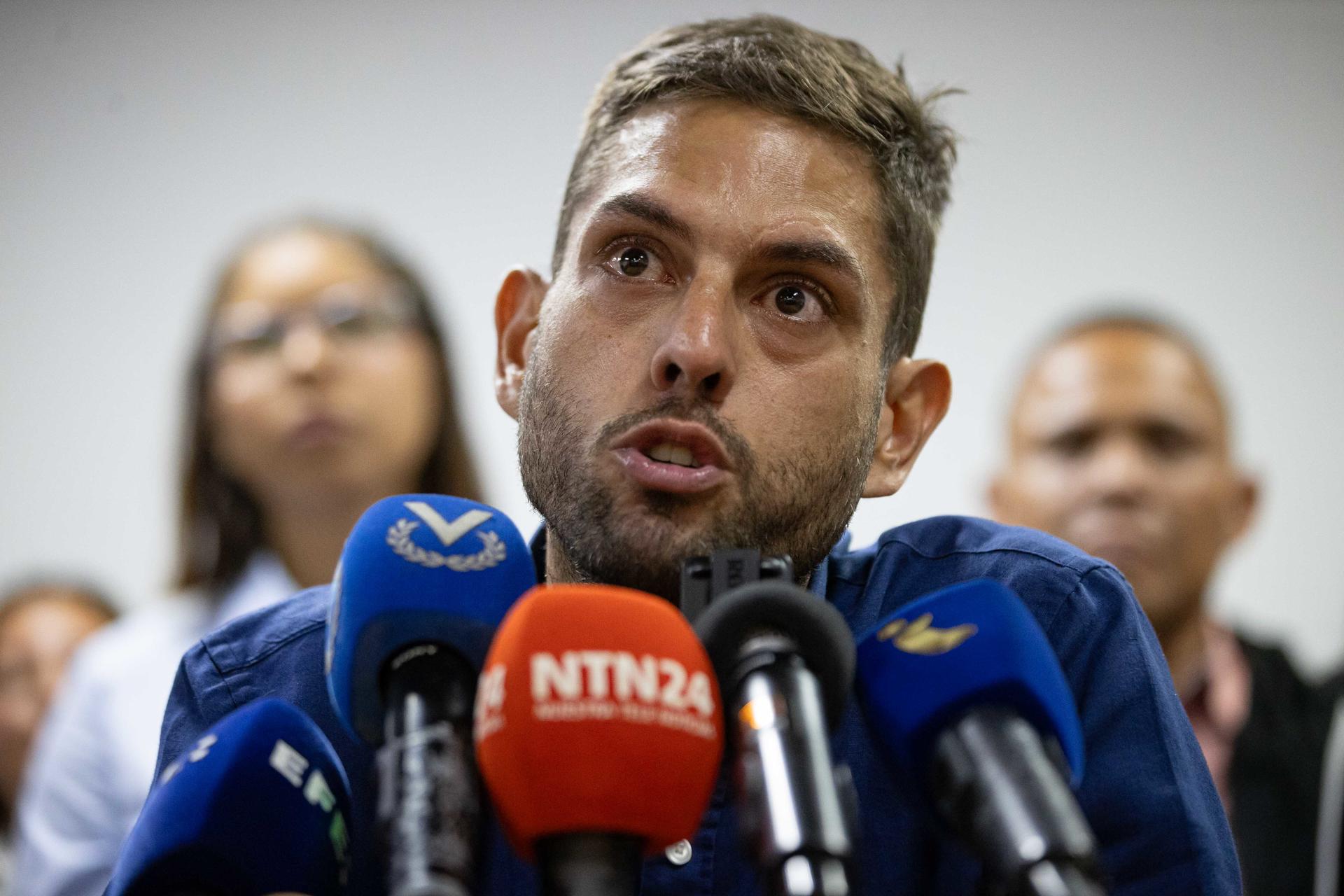 El opositor venezolano Juan Requesens habla durante una rueda de prensa este martes en Caracas (Venezuela). EFE/ Ronald Pena R