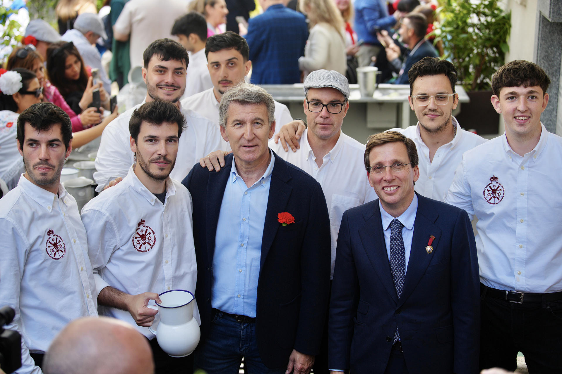El presidente del PP, Alberto Núñez Feijóo (2d), y el alcalde de Madrid, José Luis Martínez-Almeid (d), han acudido este jueves a la Pradera de San Isidro. EFE/PP/ David Mudarra -SOLO USO EDITORIAL/SOLO DISPONIBLE PARA ILUSTRAR LA NOTICIA QUE ACOMPAÑA (CRÉDITO OBLIGATORIO)-