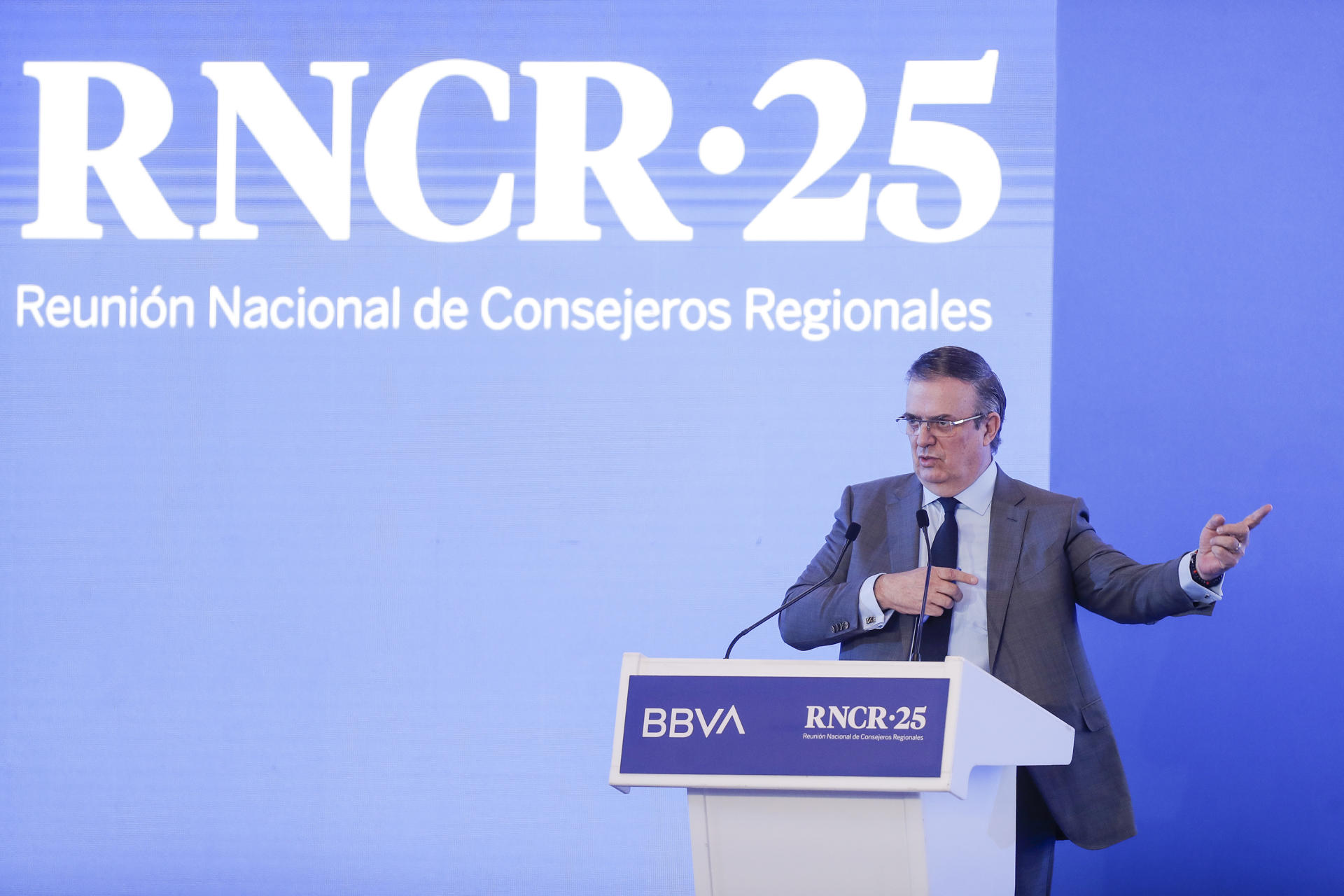 El secretario de Economía, Marcelo Ebrard, participa en la Reunión Nacional de Consejeros Regionales este martes, en Ciudad de México (México). EFE/ Isaac Esquivel