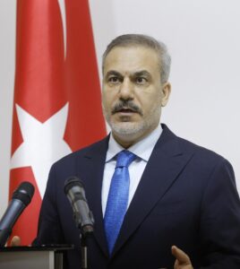 El ministro de Asuntos Exteriores turco, Hakan Fidan, asiste a una rueda de prensa conjunta con el ministro de Asuntos Exteriores ucraniano tras su reunión en Kiev, Ucrania, el 30 de mayo de 2025. 
EFE/EPA/SERGEY DOLZHENKO
 
//////////
 
KYIV (Ukraine), 30/05/2025.- Turkish Foreign Minister Hakan Fidan attends a joint news conference with the Ukrainian foreign minister following their meeting in Kyiv, Ukraine, 30 May 2025. The Turkish foreign minister arrived in Ukraine to meet with senior Ukrainian officials amid the ongoing Russian invasion. (Turquía, Ucrania, Kiev) EFE/EPA/SERGEY DOLZHENKO