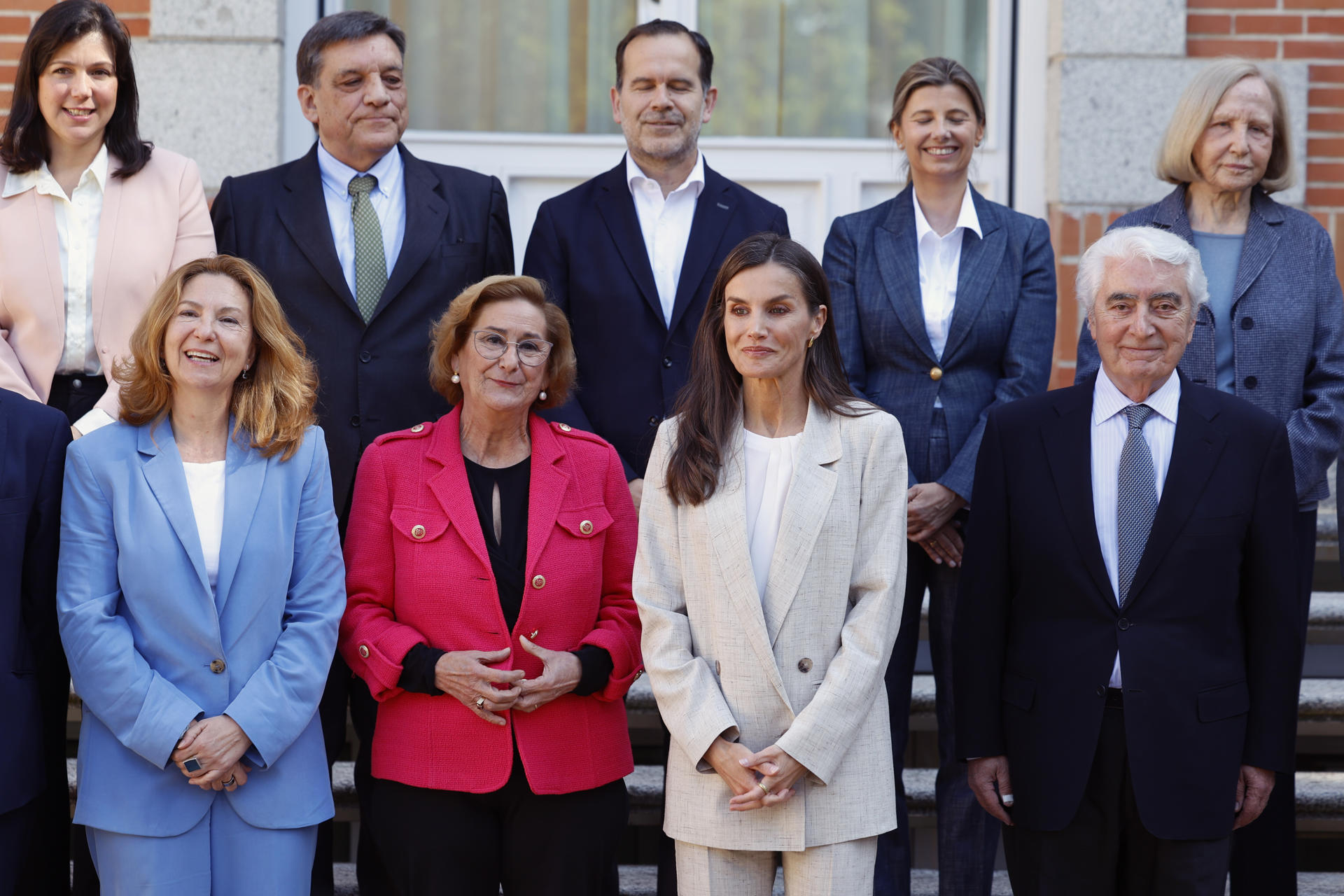 La reina Letizia durante la fotografia de familia reunión con una representación de las entidades firmantes de la propuesta de Pacto de Estado Protegiendo a la infancia y la adolescencia en el entorno digital, este martes en el Palacio de La Zarzuela.-EFE/ Mariscal