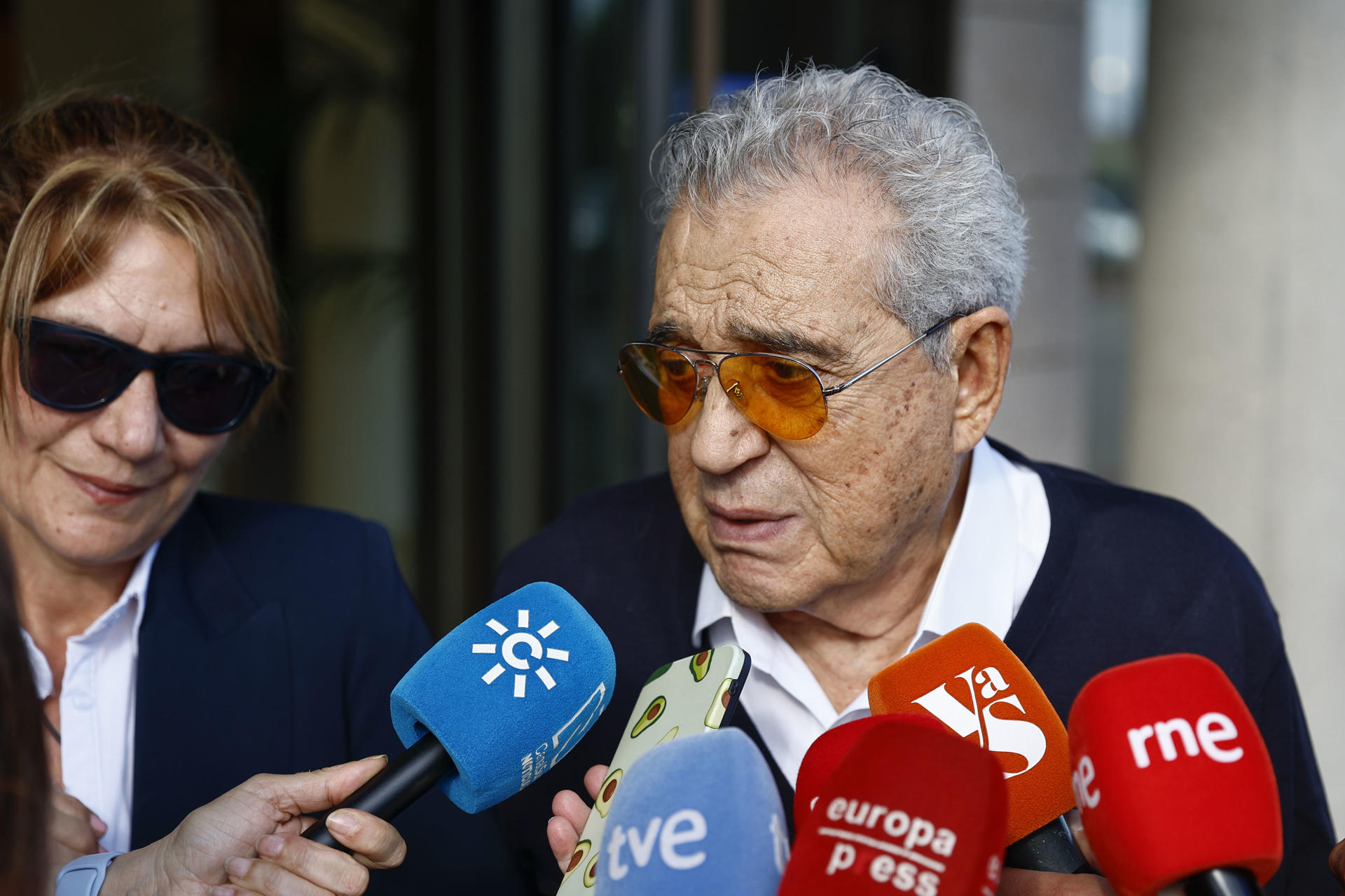 El humorista y actor Andrés Pajares a su salida de la capilla ardiente del cineasta Mariano Ozores, este miércoles en el tanatorio La Paz de Tres Cantos. EFE/ Rodrigo Jiménez