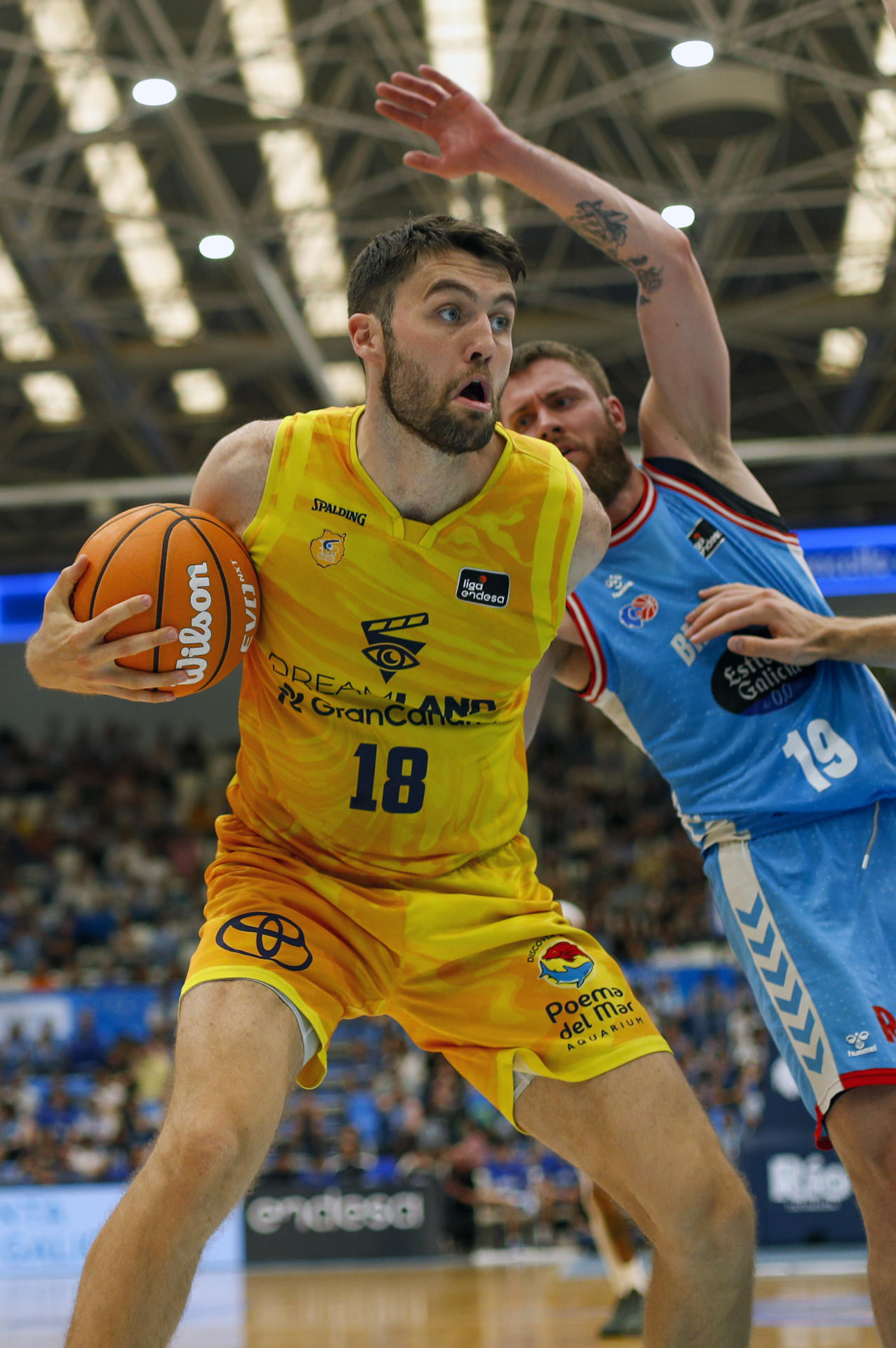 El pívot esloveno del Gran Canaria Mike Tobey (i) en acción ante el base croata del Breogán Dominik Mavra durante el encuentro de Liga Endesa entre Breogán y Gran Canaria celebrado este domingo en el Pazo dos Deportes de Lugo. EFE/ Eliseo Trigo