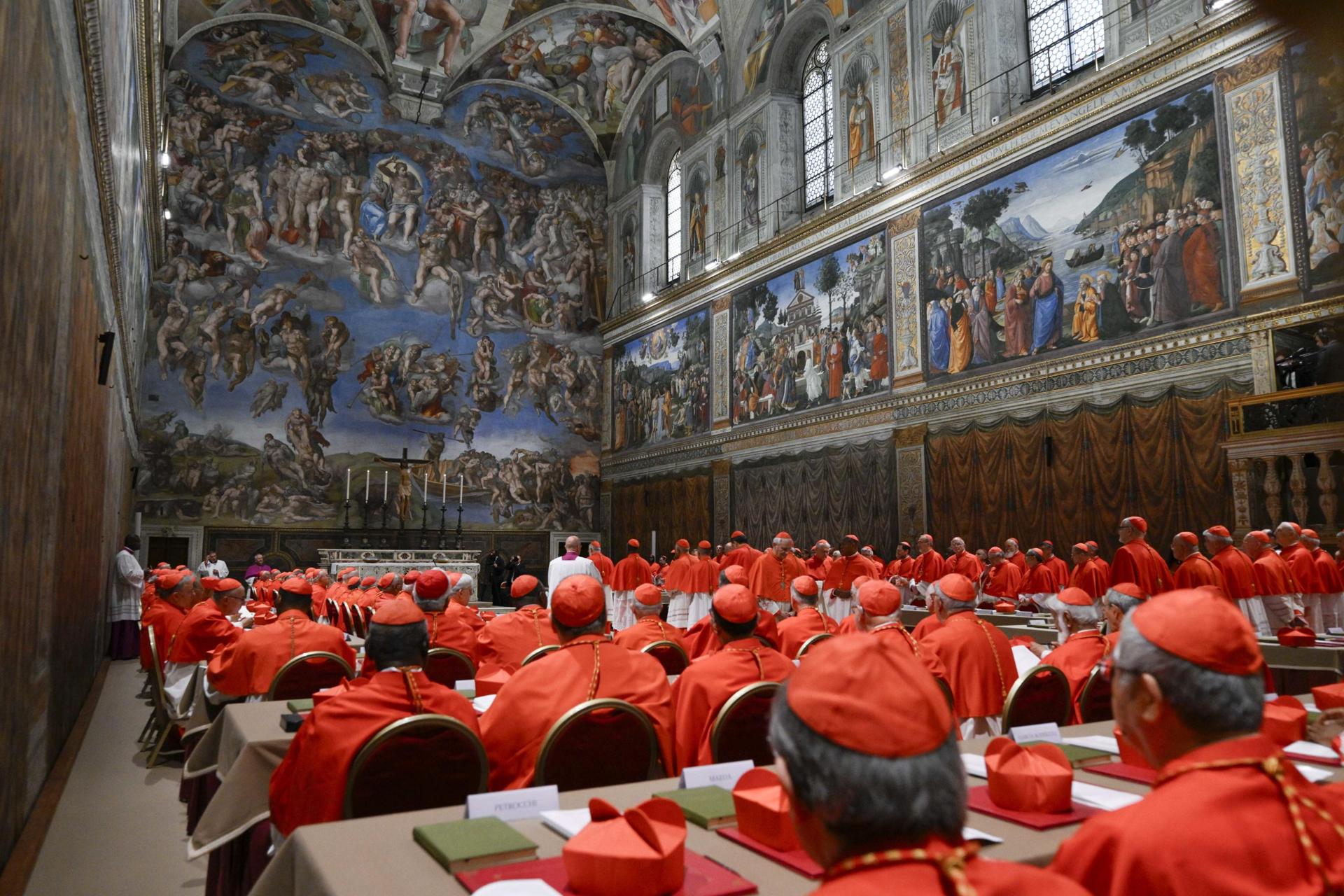 Cardenales se reúnen antes del inicio del cónclave para elegir un nuevo Papa en la Capilla Sixtina en la Ciudad del Vaticano, 07 de mayo de 2025. (Papa) EFE/EPA/VATICAN MEDIA HANDOUT SOLO PARA USO EDITORIAL/NO VENTAS
```