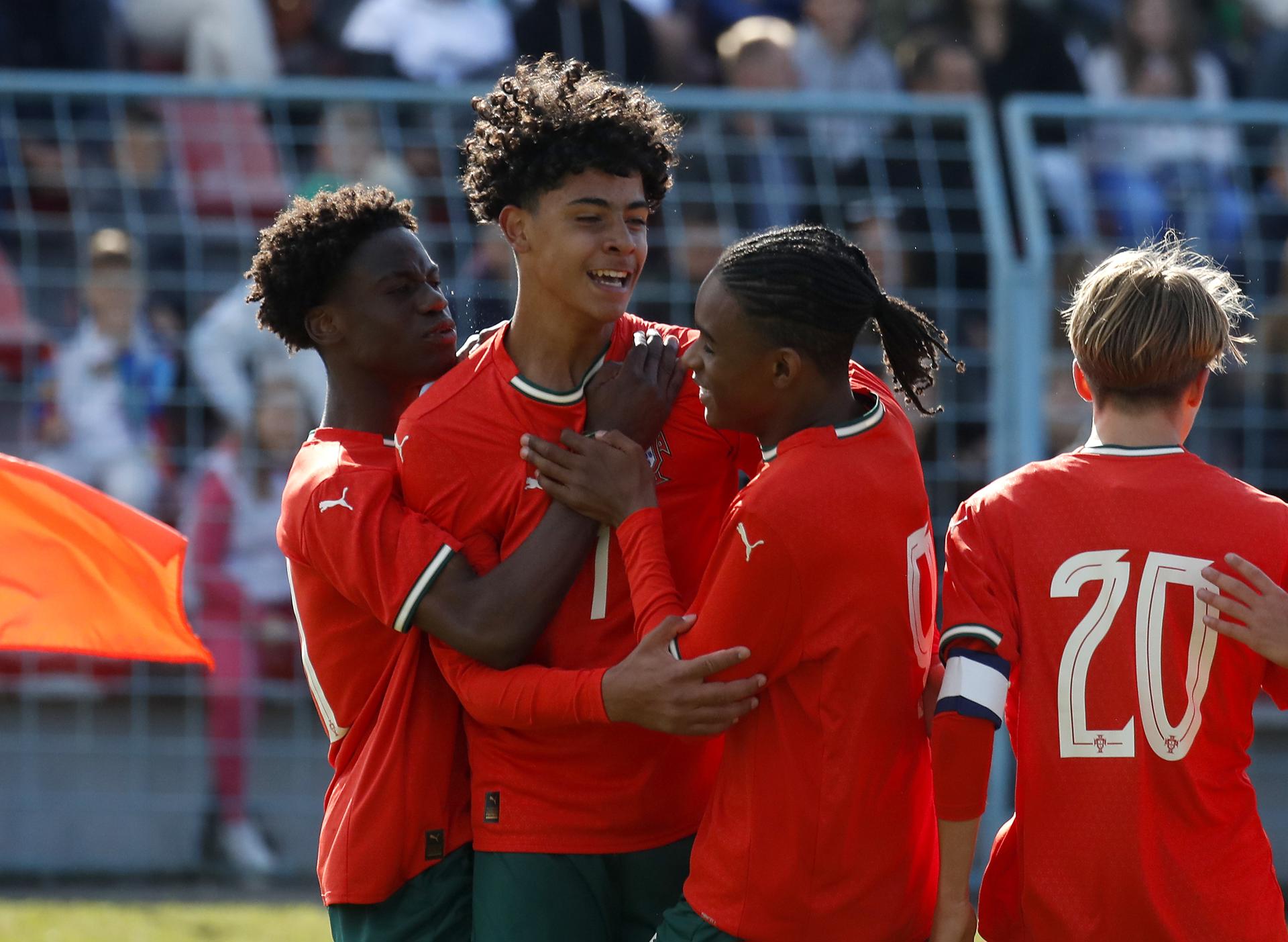 El jugador Cristiano Ronaldo Junior (c) celebra un gol en el torneo internacional Vlatko Markovic sub-15 en Cakovec, Croacia. EFE/EPA/ANTONIO BAT