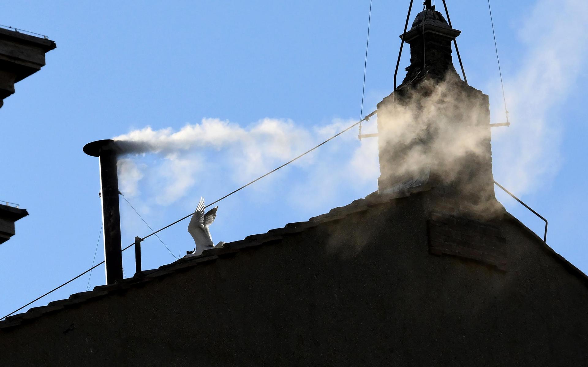 El humo de la fumata blanca sale de la chimenea de la Capilla Sixtina, donde se celebra el cónclave para la elección del nuevo papa, en la Ciudad del Vaticano, el 8 de mayo de 2025. EFE/ Ettore Ferrari