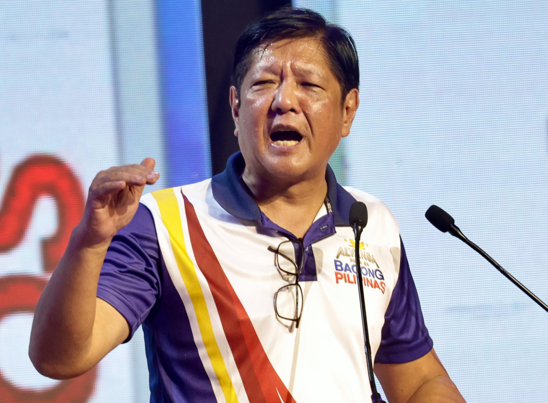 Fotografía de archivo que muestra al presidente filipino, Ferdinand Marcos Jr., durante un mitin de campaña en la ciudad de Antipolo, provincia de Rizal, Filipinas, el 4 de abril de 2025. EFE/EPA/FRANCIS R. MALASIG