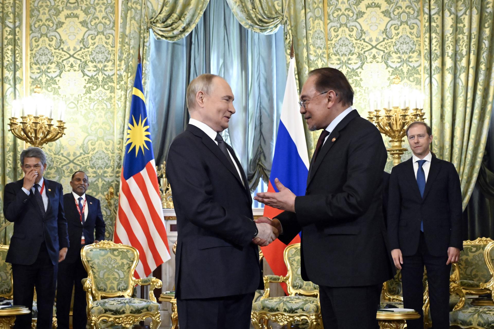 El presidente ruso Vladimir Putin (C-I) se reúne con el primer ministro de Malasia, Anwar Ibrahim (C-D) en el Kremlin en Moscú, Rusia, el 14 de mayo de 2025. El primer ministro de Malasia está en una visita oficial a Moscú. (Malasia, Rusia, Moscú) EFE/EPA/ALEXANDER NEMENOV / POOL