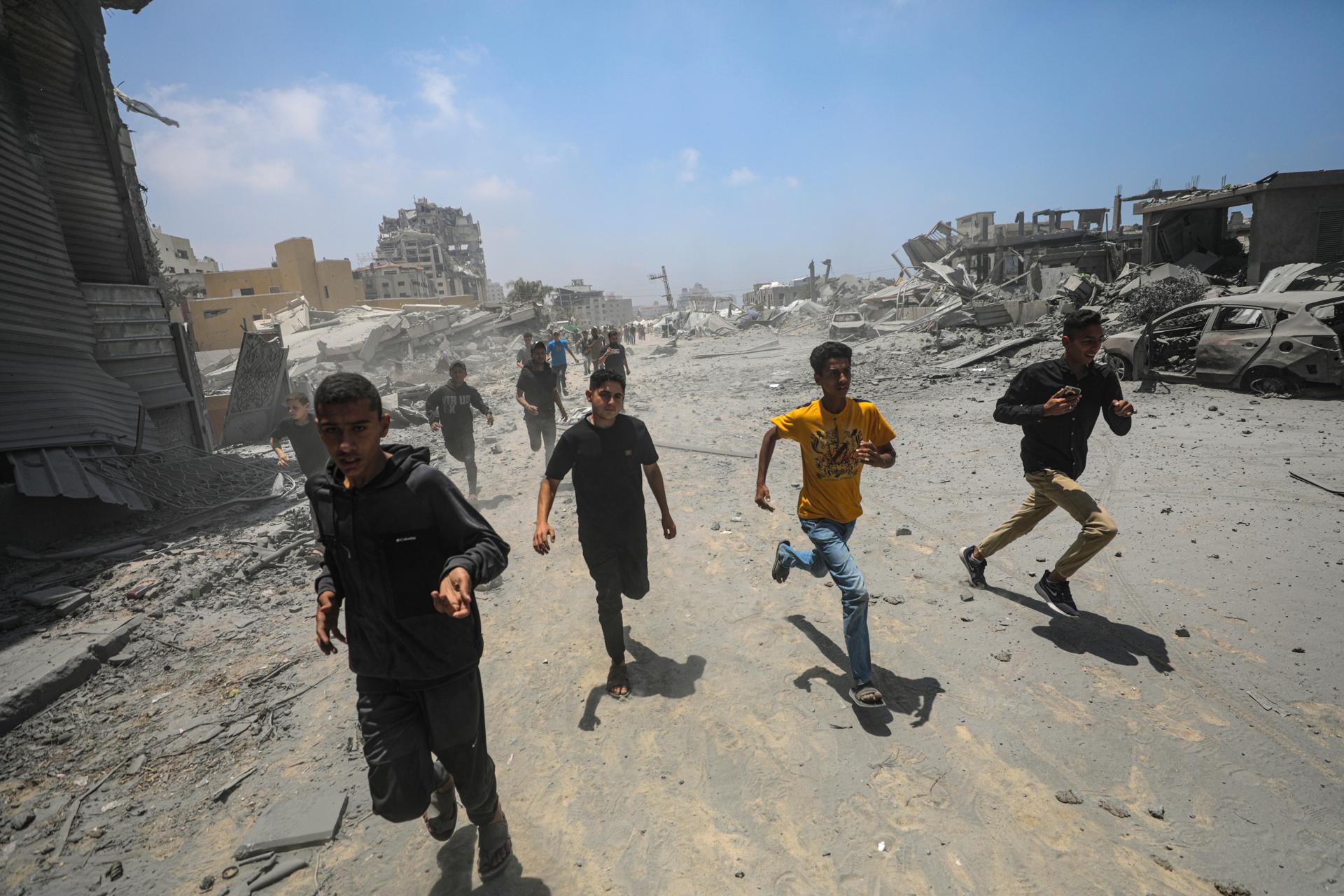 Palestinos desplazados internamente corren a cubrirse tras un ataque aéreo israelí al oeste de la ciudad de Gaza, en la Franja de Gaza, el 23 de mayo de 2025. Más de 53.700 palestinos han muerto en la Franja de Gaza, según el Ministerio de Sanidad palestino, desde que Israel lanzó una campaña militar en la franja en respuesta a un ataque transfronterizo liderado por el grupo militante palestino Hamás el 7 de octubre de 2023, en el que murieron unos 1.200 israelíes y más de 250 fueron tomados como rehenes. EFE/EPA/MOHAMMED SABER