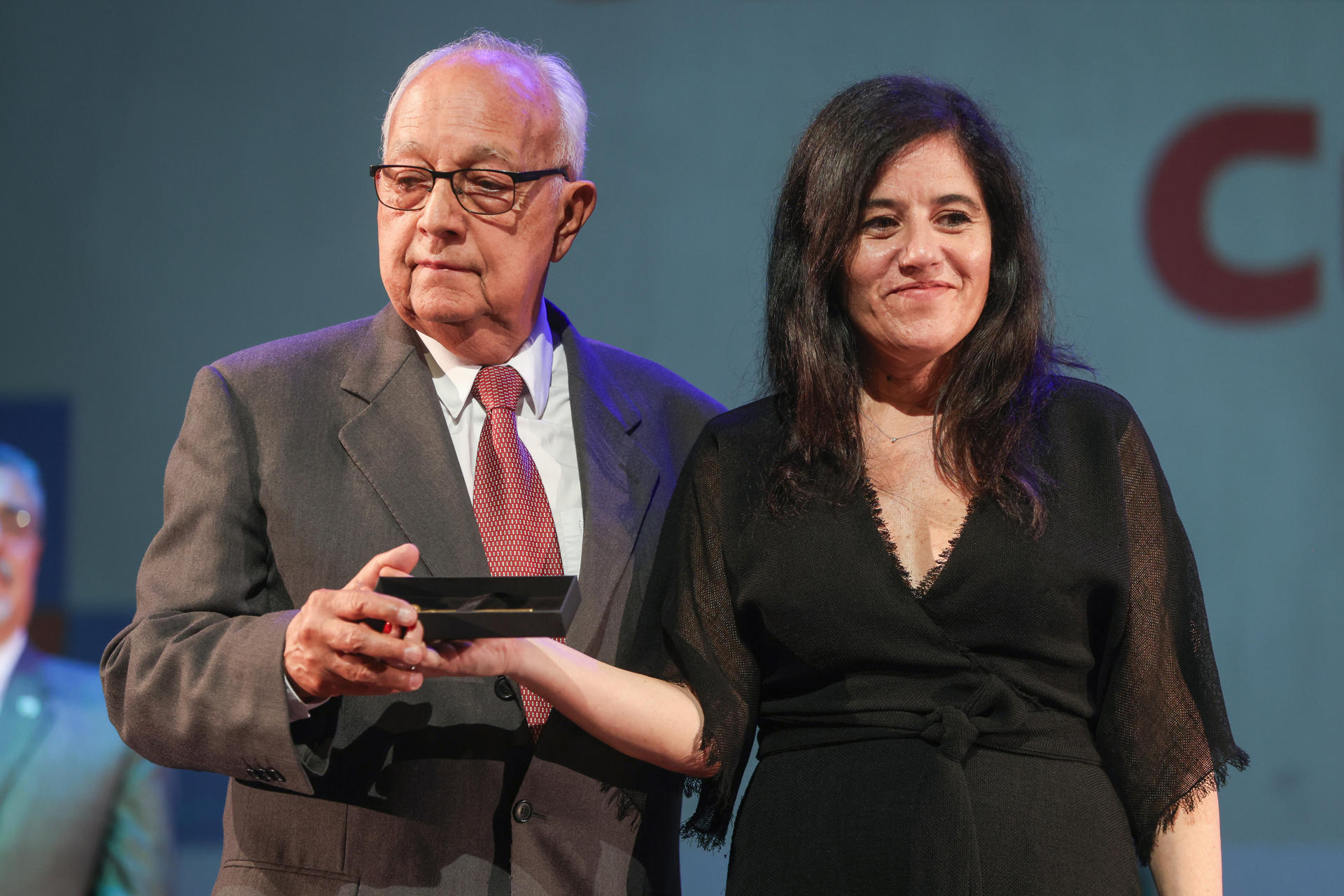 Miguel Ángel Asturias Amado (i) entrega el legado de su padre, el escritor guatemalteco Miguel Ángel Asturias, a la Caja de las Letras del Instituto Cervantes, a la directora de Cultura, Raquel Caleya, este martes en Ciudad de Guatemala (Guatemala). EFE/ Mariano Macz