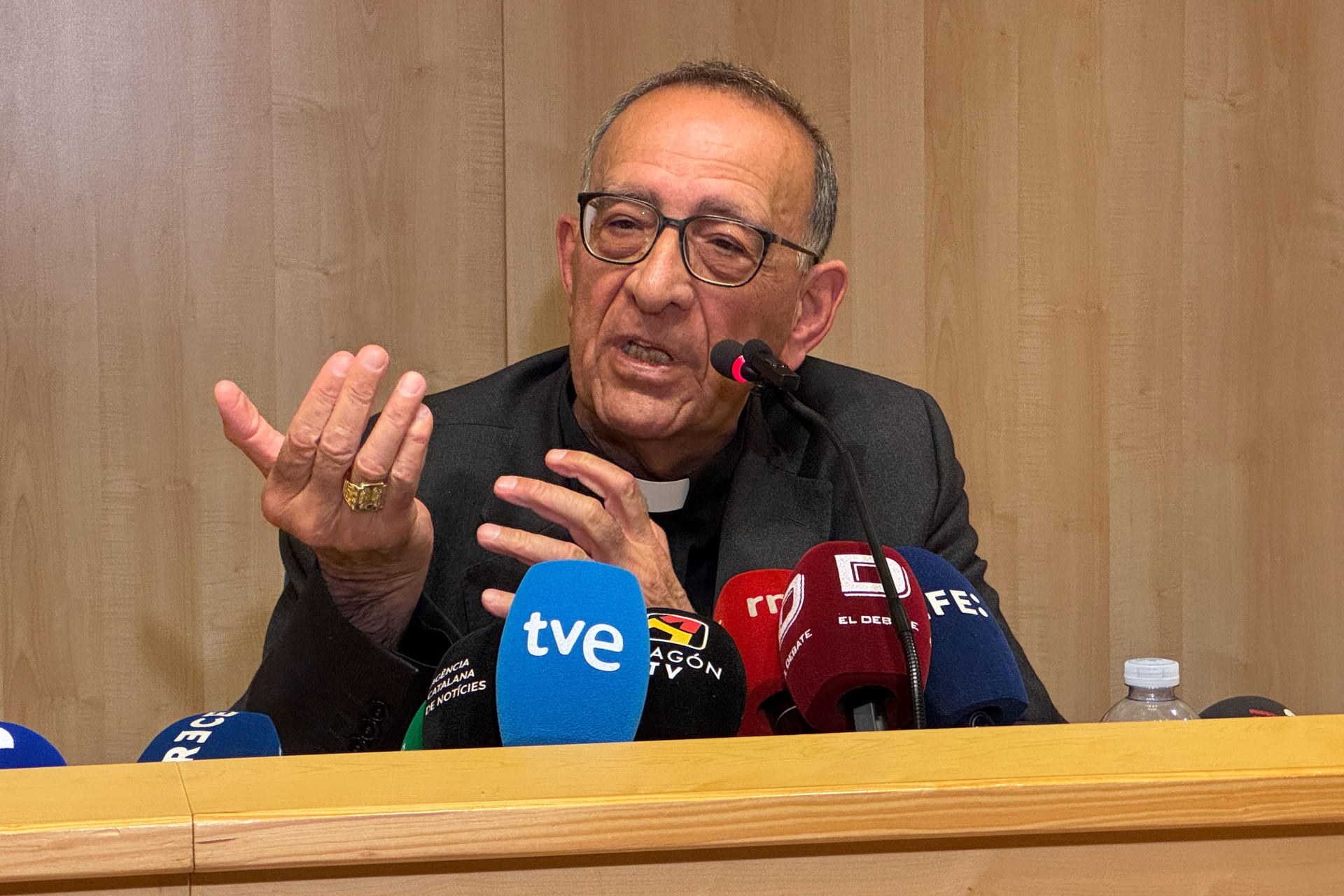 El cardenal Juan José Omella, Arzobispo de Barcelona, ofrece una rueda de prensa este viernes en Barcelona. EFE/ Daniel Cáceres