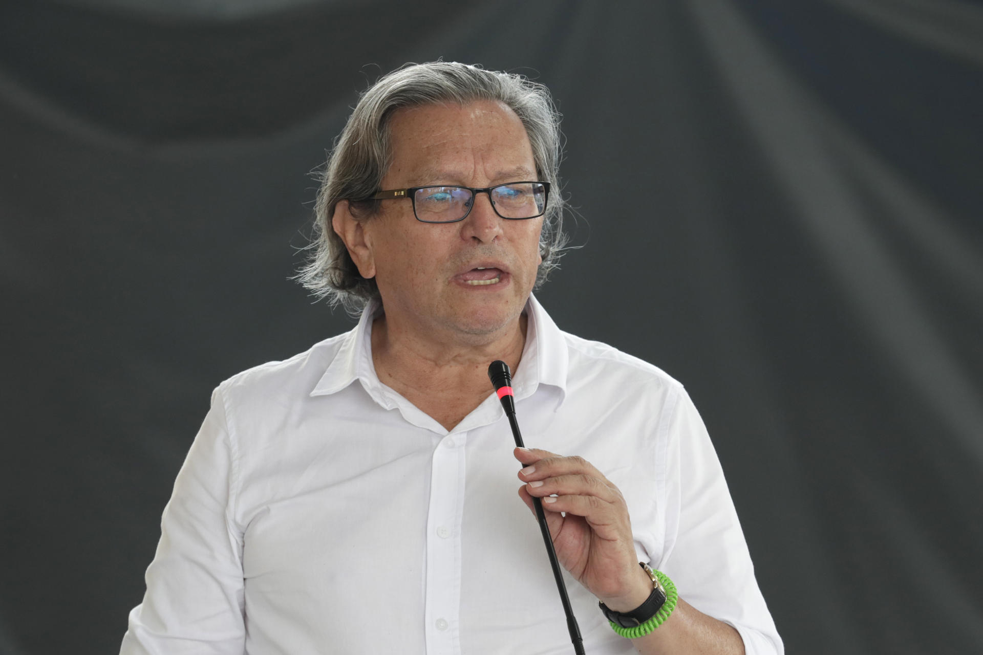 El jefe negociador de Gobierno, Armando Novoa, habla durante el cierre del quinto ciclo de diálogos de paz entre el Gobierno colombiano y disidencias de las FARC este domingo, en el resguardo indígena Inda Zabaleta, Tumaco (Colombia). EFE/ Carlos Ortega