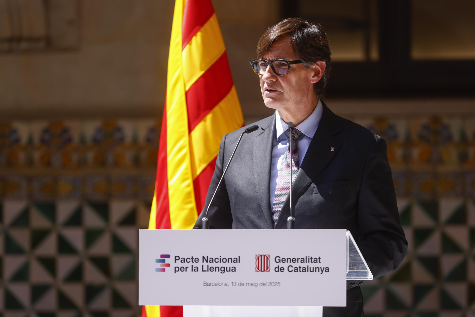 El presidente de la Generalitat, Salvador Illa, interviene tras el acto de la firma del acuerdo del Pacto Nacional por la Lengua que se ha formalizado este martes, tras el consenso alcanzado por Govern, ERC, Comuns, sindicatos, patronales y entidades, aunque sin el apoyo de Junts y la CUP. EFE/Quique García