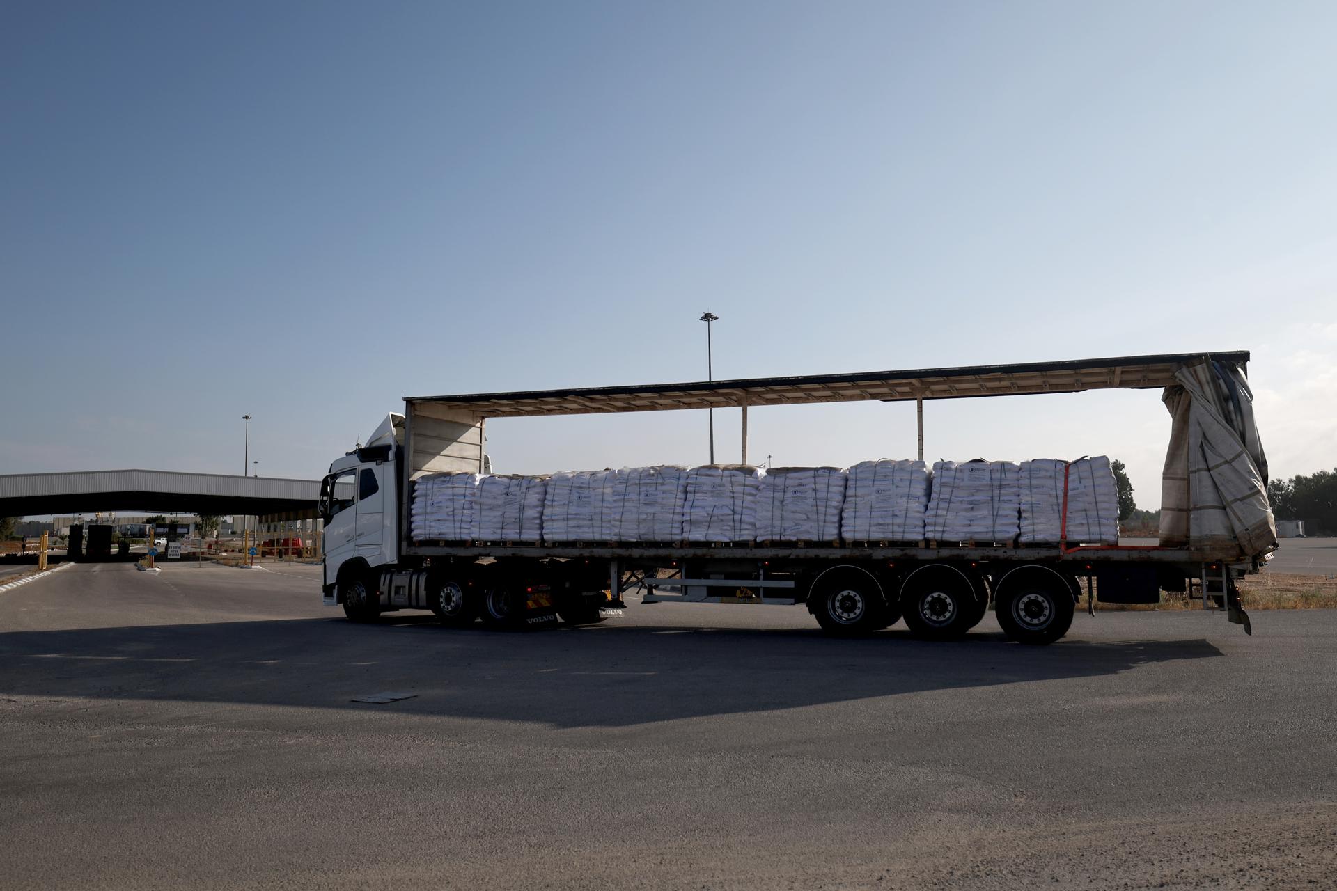 Camiones que transportan ayuda esperan para entrar en la Franja de Gaza en el cruce de Kerem Shalom, en el sur de Israel, 22 de mayo de 2025. Según la ONU, medio millón de personas, o una de cada cinco personas en la Franja, se enfrentan a la inanición, mientras que toda la población de la Franja de Gaza sigue afrontando un riesgo crítico de hambruna tras 19 meses de conflicto, desplazamiento masivo y graves restricciones a la ayuda humanitaria. EFE/EPA/ATEF SAFADI
