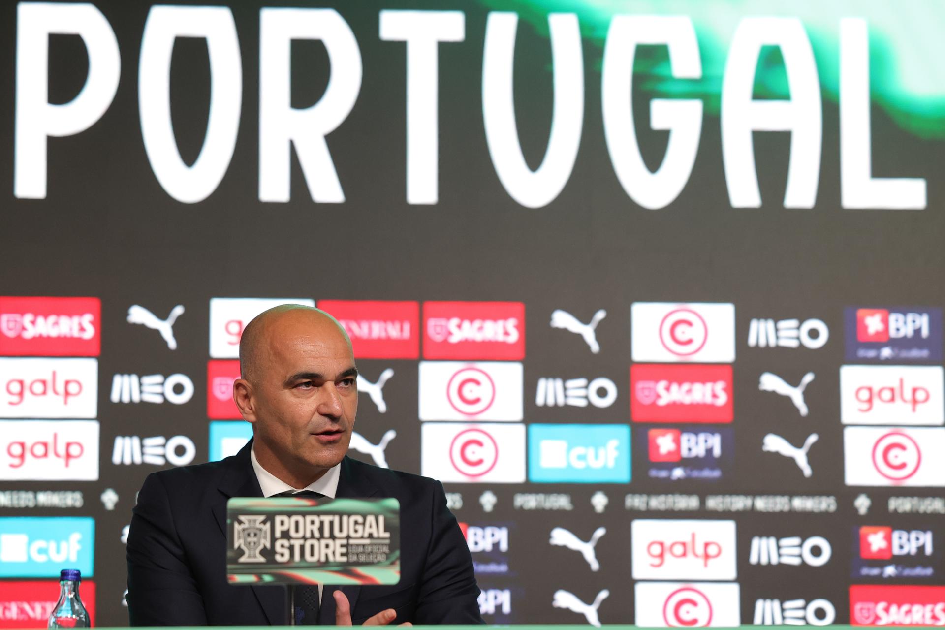 El entrenador de la selección nacional de fútbol de Portugal, Roberto Martínez, anuncia su convocatoria para la semifinal de la Liga de las Naciones durante una conferencia de prensa en Cidade do Futebol, en las afueras de Lisboa. EFE/EPA/MANUEL DE ALMEIDA