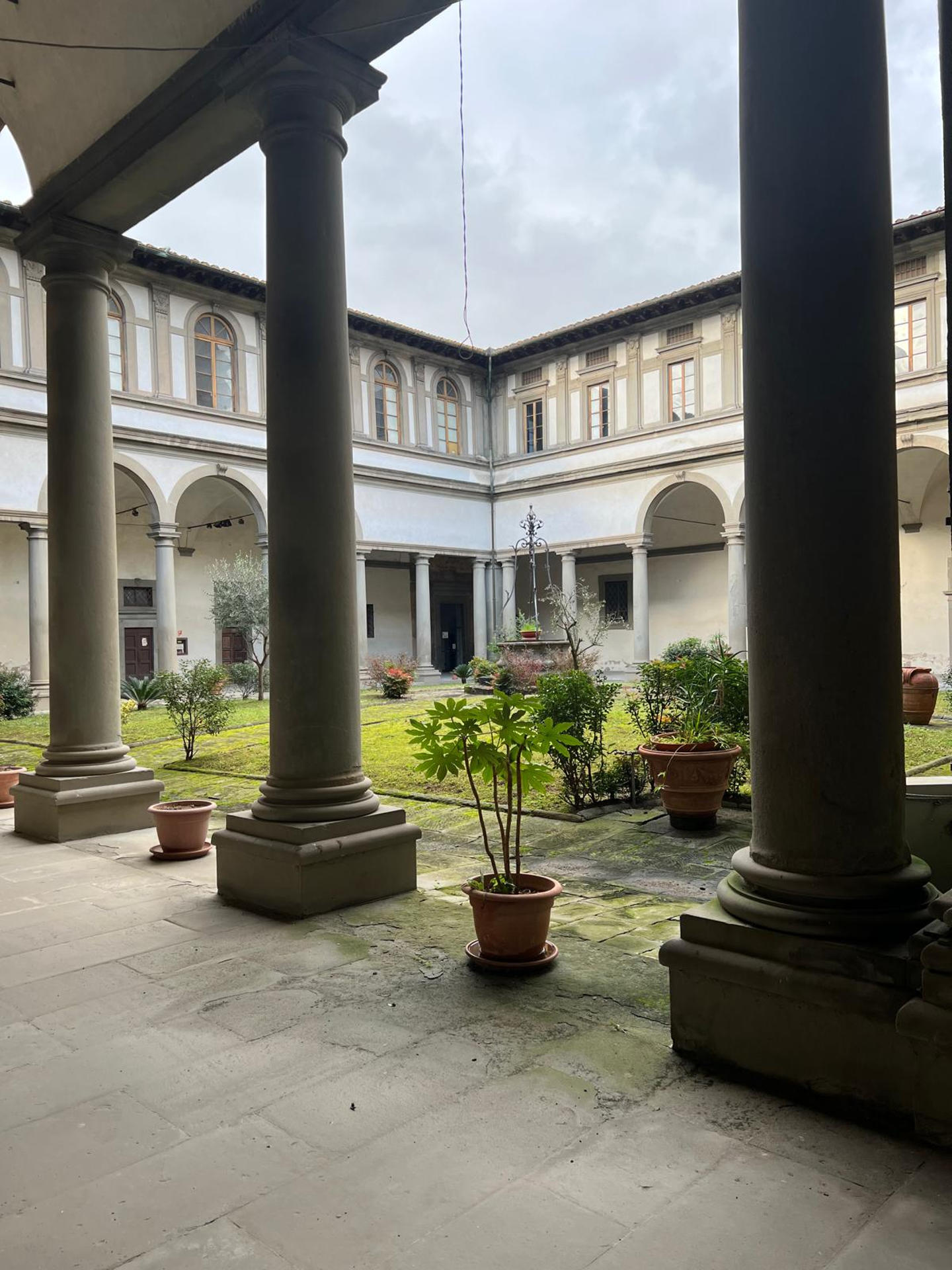 Uno de los claustros de la basílica del Santo Spirito de Florencia que los frailes agustinos intentan evitar que sea convertido en un hotel de lujo para lo que han emprendido una batalla y, para esta misión, cuentan con el apoyo de los vecinos y hasta del nuevo papa León XIV, que solía visitarles antes de su elección. EFE/ Orden de San Agustín de Florencia // SOLO USO EDITORIAL/SOLO DISPONIBLE PARA ILUSTRAR LA NOTICIA QUE ACOMPAÑA (CRÉDITO OBLIGATORIO)
