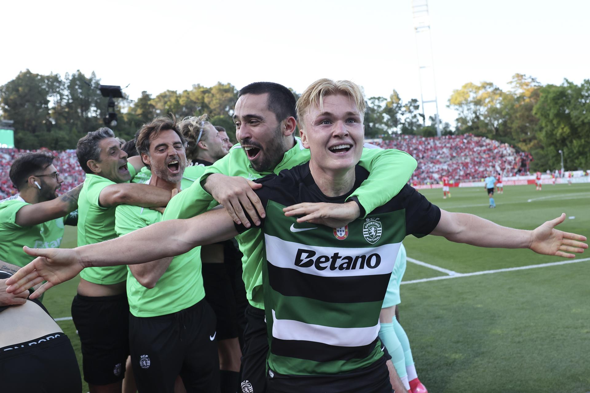 El jugador del Sporting Conrad Harder celebra un gol en la final de la Copa ante el Benfica en el Jamor National Stadium en Oeiras, Lisboa, Portugal. EFE/EPA/JOSE SENA GOULAO