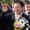Lee Jae-myung, candidato presidencial del Partido Demócrata liberal, saluda con un ramo de flores entregado por un simpatizante durante su visita al embalse de Uirimji en Jecheon, Corea del Sur, el 7 de mayo de 2025, mientras recorre el país en campaña electoral de cara a las elecciones presidenciales del 3 de junio. EFE/EPA/YONHAP SOUTH KOREA OUT