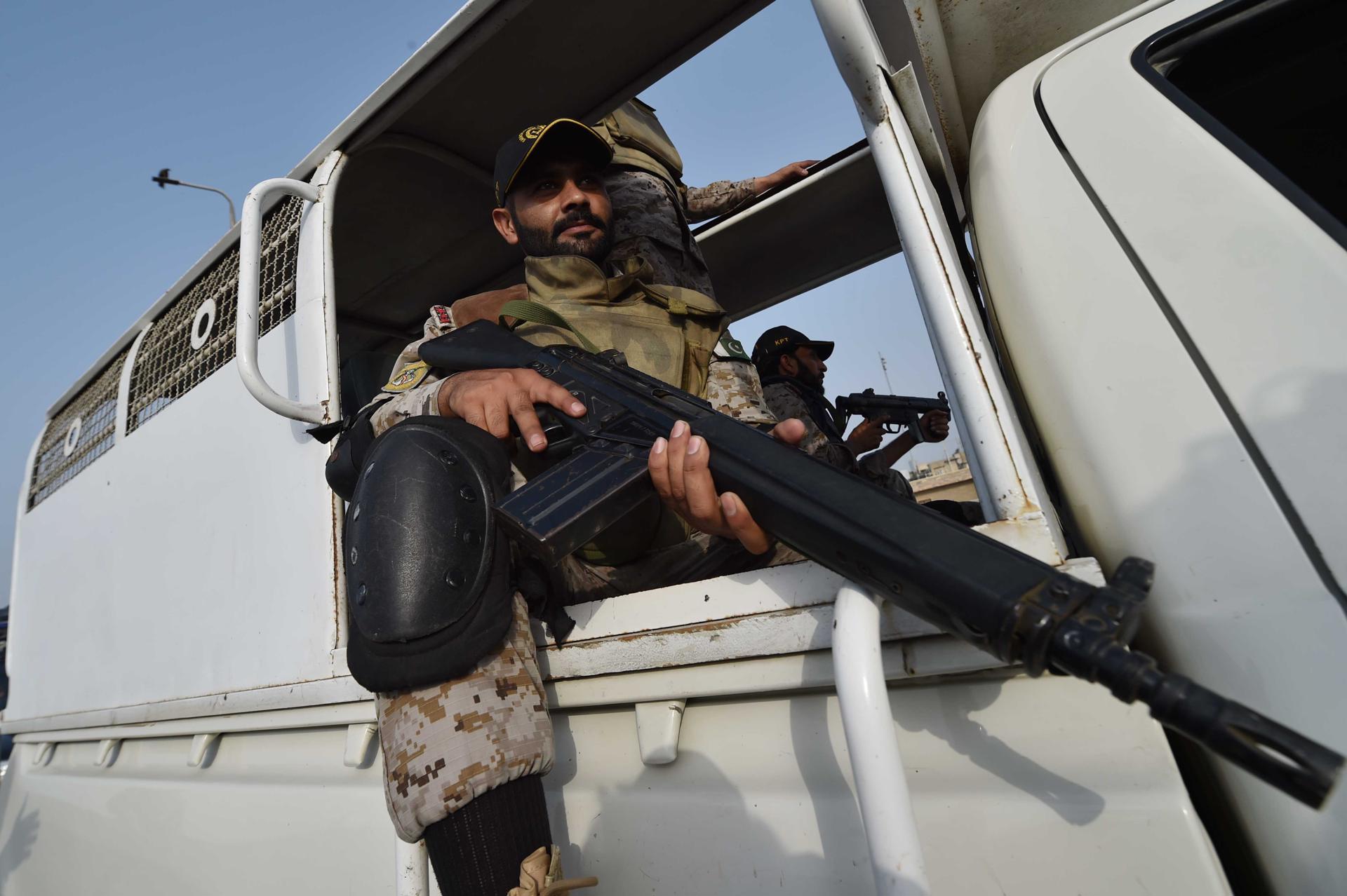 Funcionarios de seguridad pakistaníes vigilan el puerto de Karachi tras una escalada militar entre India y Pakistán, en Karachi, Pakistán, el 9 de mayo de 2025. EFE/EPA/SHAHZAIB AKBER